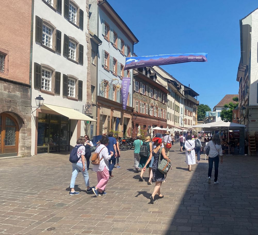 Das Fricktaler Museum mit belebter Marktgasse.