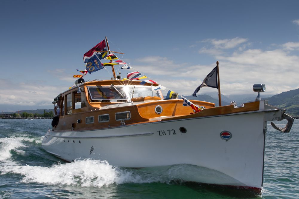 Das Motorboot AJAX ist das Flaggschiff der Stiftung Historische Zürichsee Boote. Von Faul in Horgen 1936 gebaut. Mitglieder können das Schiff im Bootsharing nutzen.