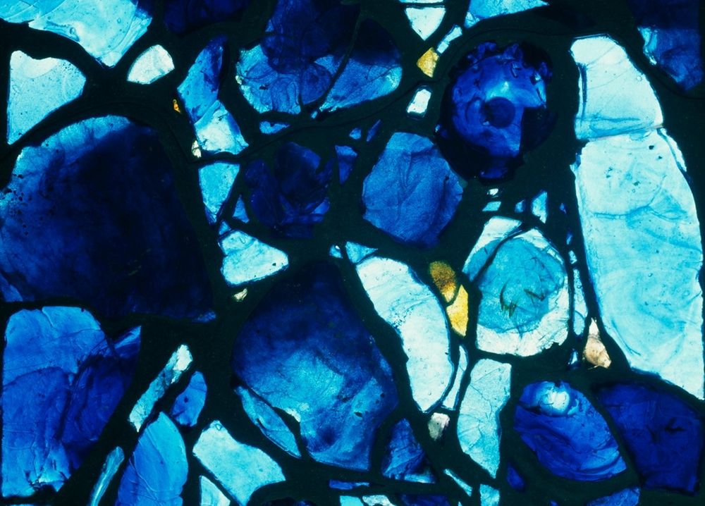 Michel Guével, Incandescence bleue (ou Pierre instable), détail, Vitromusée Romont, VMR_265. 