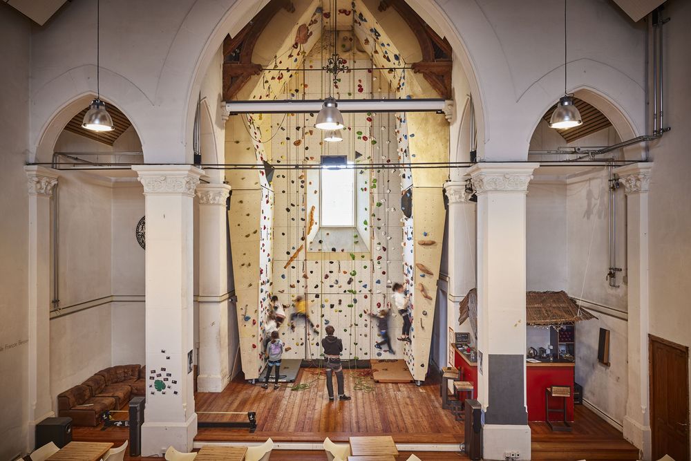 L'ancien chœur de la chapelle converti en mur de grimpe