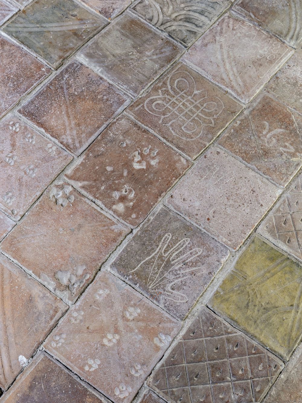 Wiederverwendete Tonplatten aus Schloss Landshut