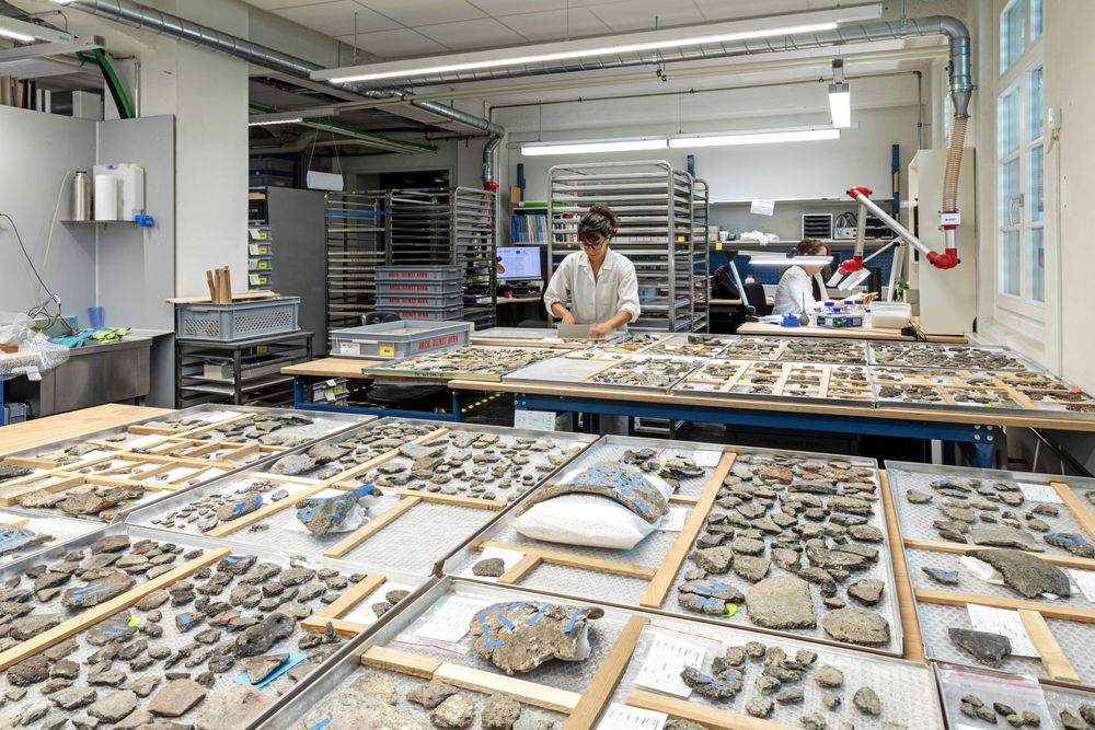 Die Fragmente von Keramikgefässen aus der Grabung Biel, Campus werden ausgelegt und zusammengesetzt