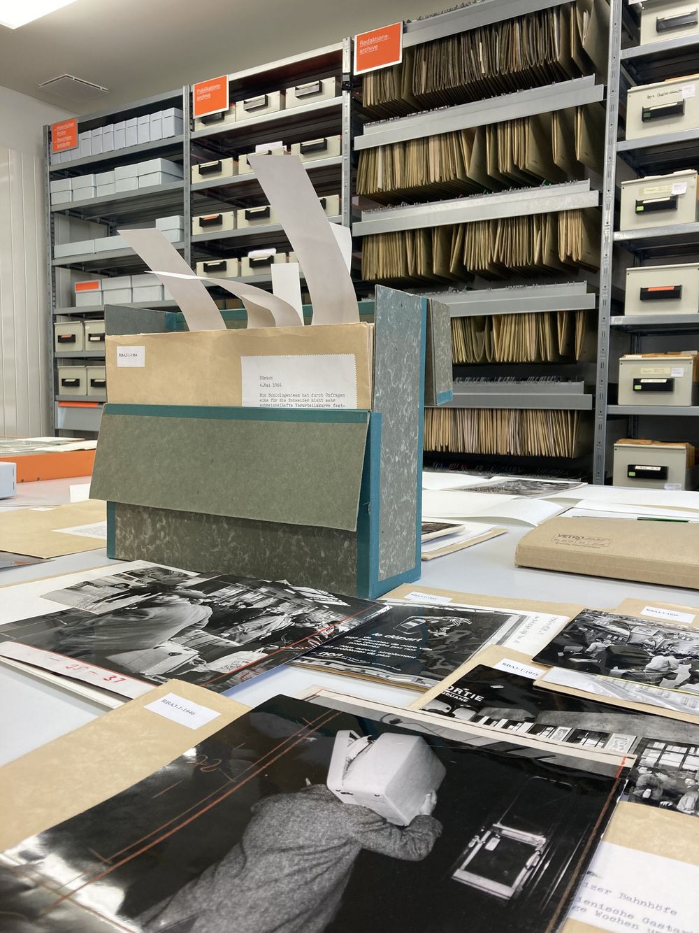 Raumansicht Schauarchiv des Ringier Bildarchivs mit ausgelegten Fotografien.