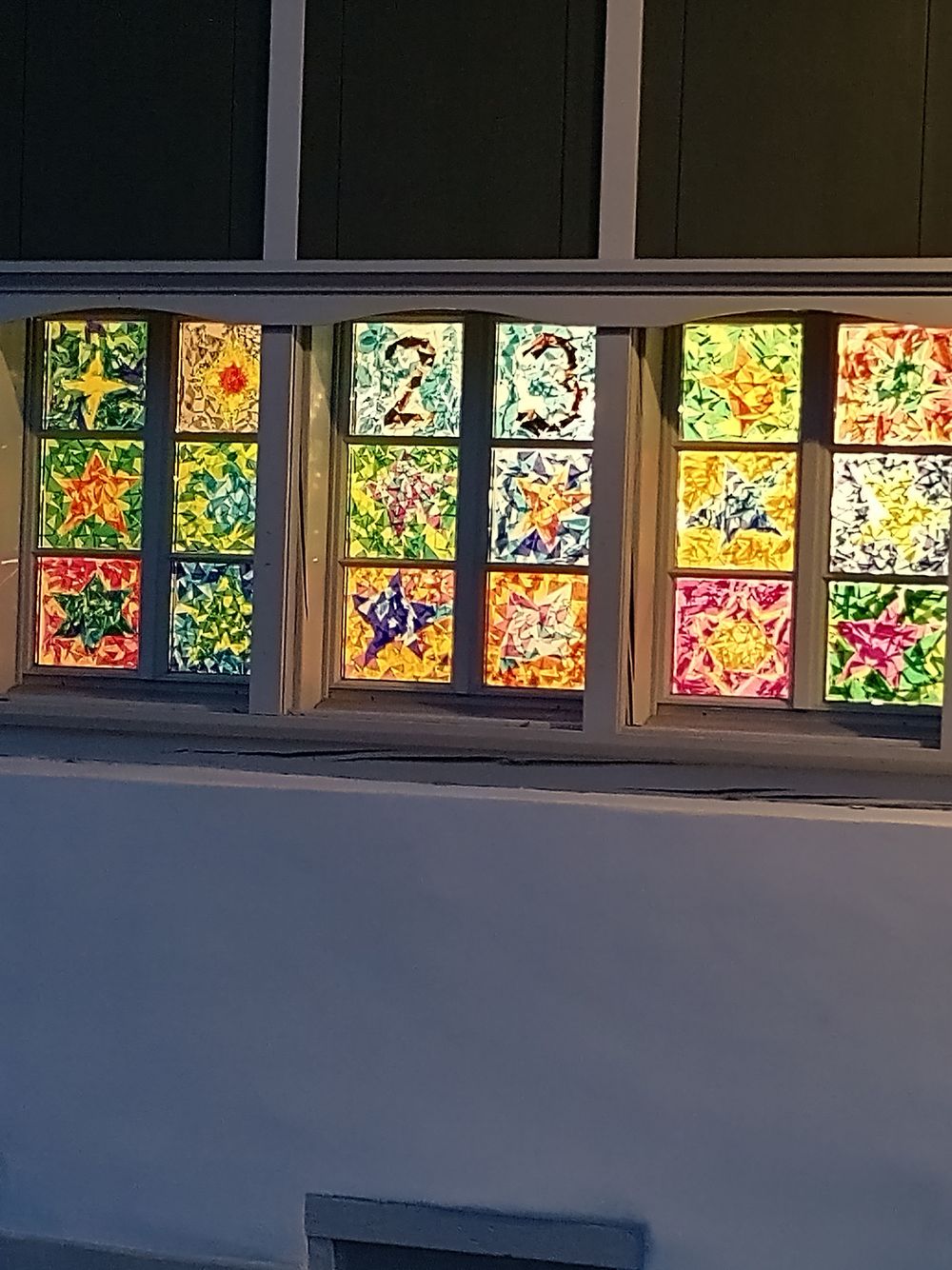 Farbige Fenster im Helen Dahm Museum