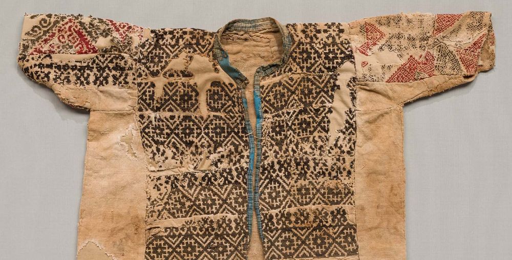 Kindermantel. Libanongebirge, 13. Jahrhundert. Direction Générale des Antiquités du Liban, Inv. Nr. 116360