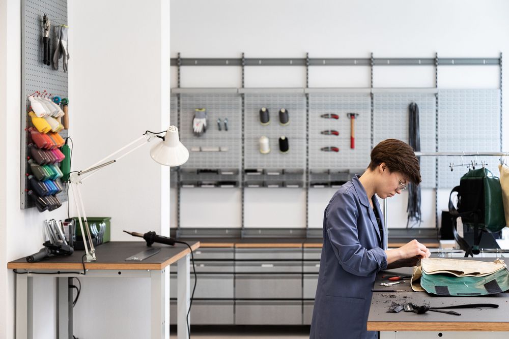 Reparaturwerkstatt im Museum für Gestaltung Zürich mit FREITAG