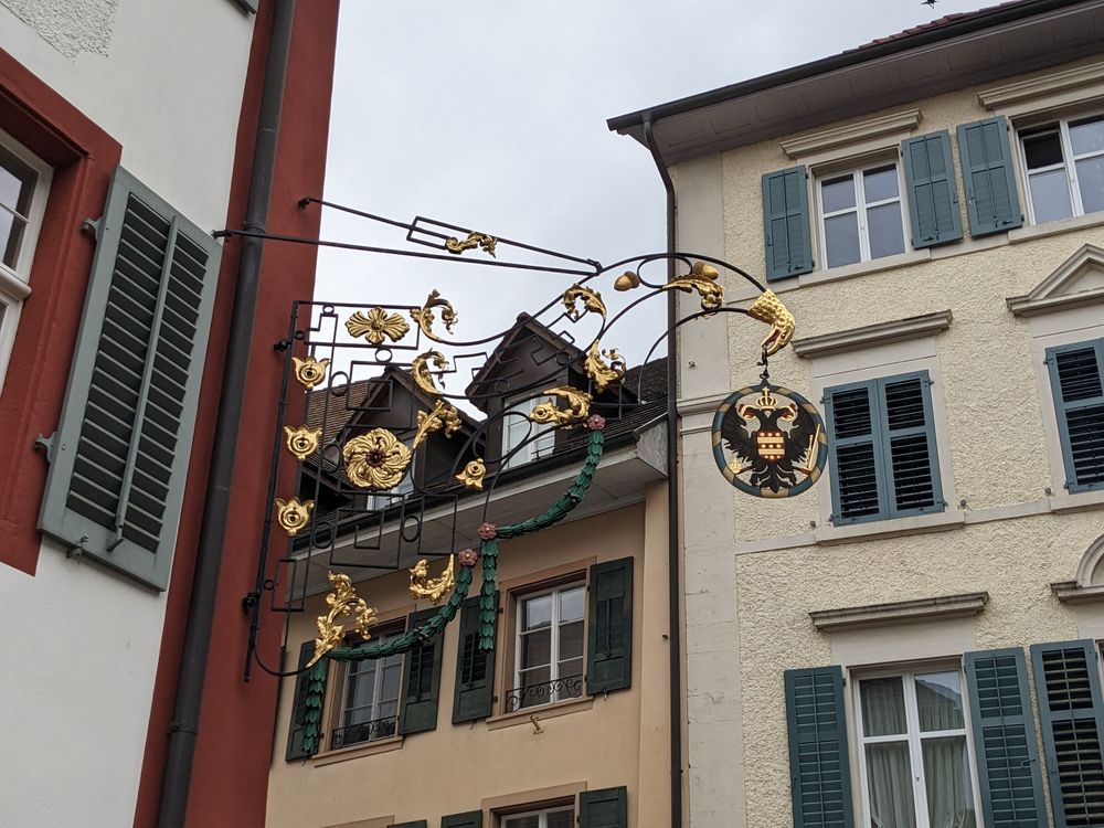 Wirtshausschild des ehemaligen Gasthofs zum Goldenen Adler.