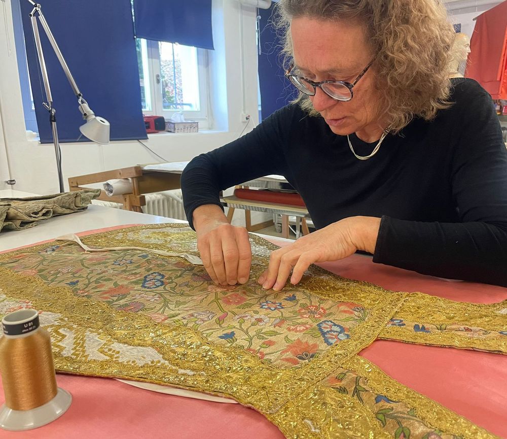 Die Textilrestauratorin Ina von Woyski bei der Arbeit.