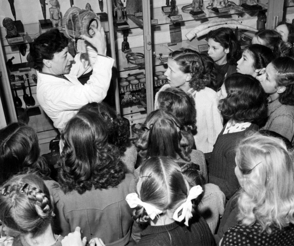 Marguerite Lobsiger-Dellenbach avec une classe de 6ème primaire, avril 1948