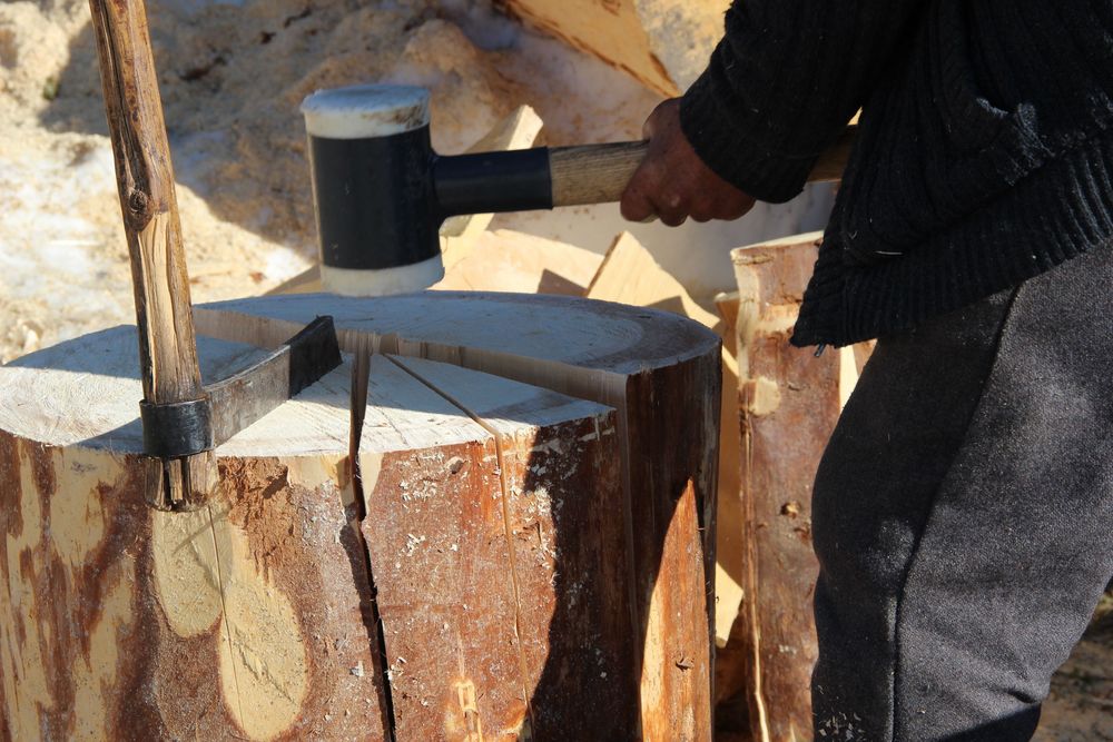 Traditionelles Handwerk, Schindeln spalten