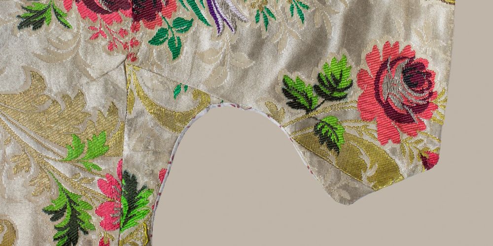 Kleid der Einsiedler Madonna gefertigt aus dem Stoff einer ehemaligen Prozessionsfahne