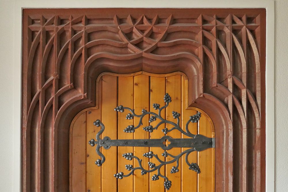 Reich dekorierte Türe im Hugenfeldschulhaus.
