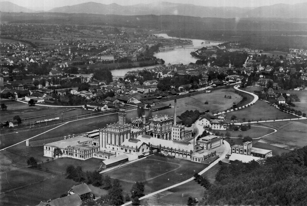 Rheinfelden, Flugbild der Brauerei Feldschlösschen, 1955.