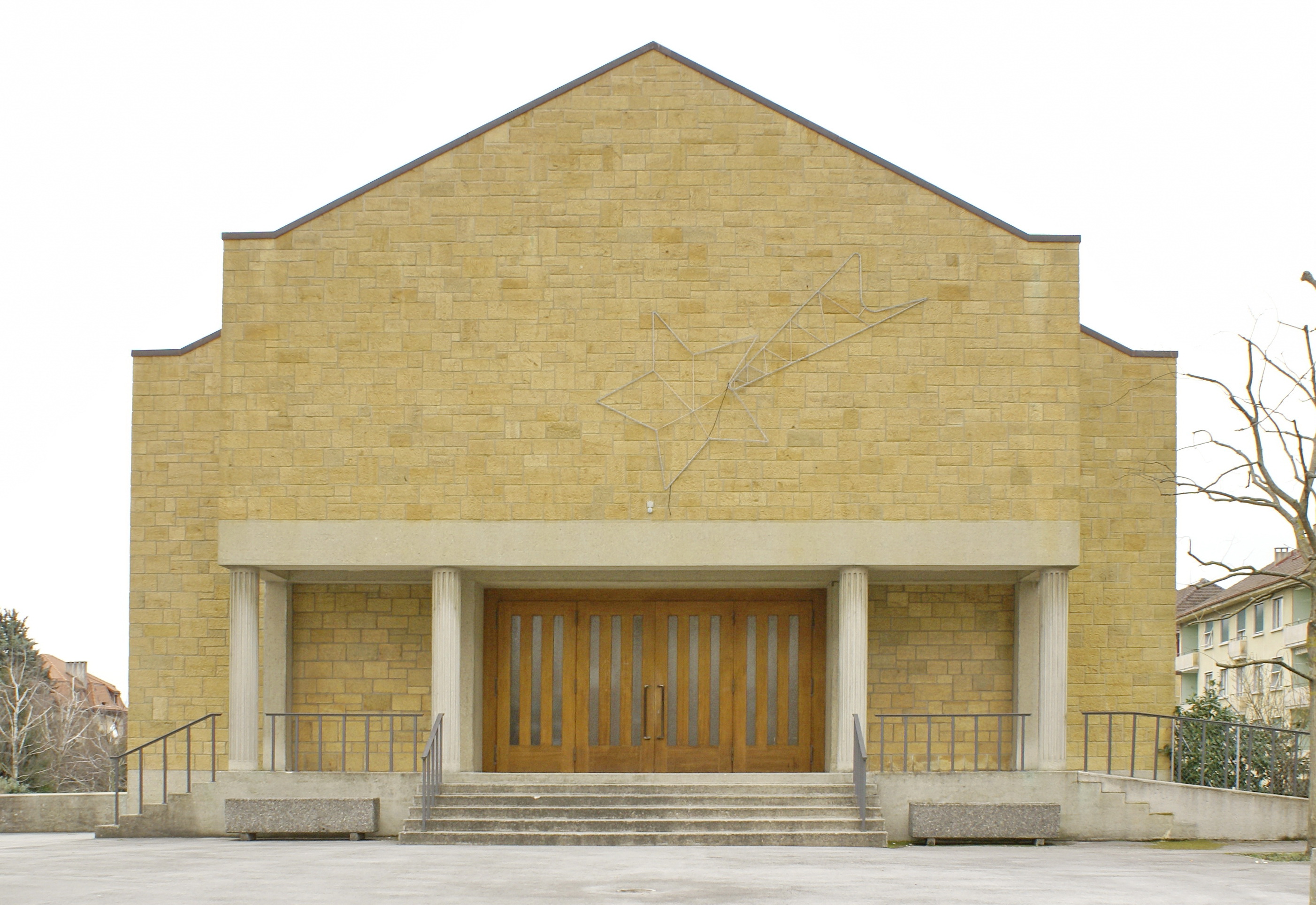 La façade orientale, un équilibre en sobriété des lignes et traitement raffiné des matériaux