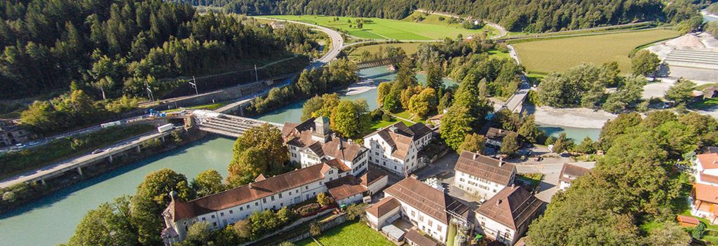 Schloss Reichenau: Geschichte und Lage