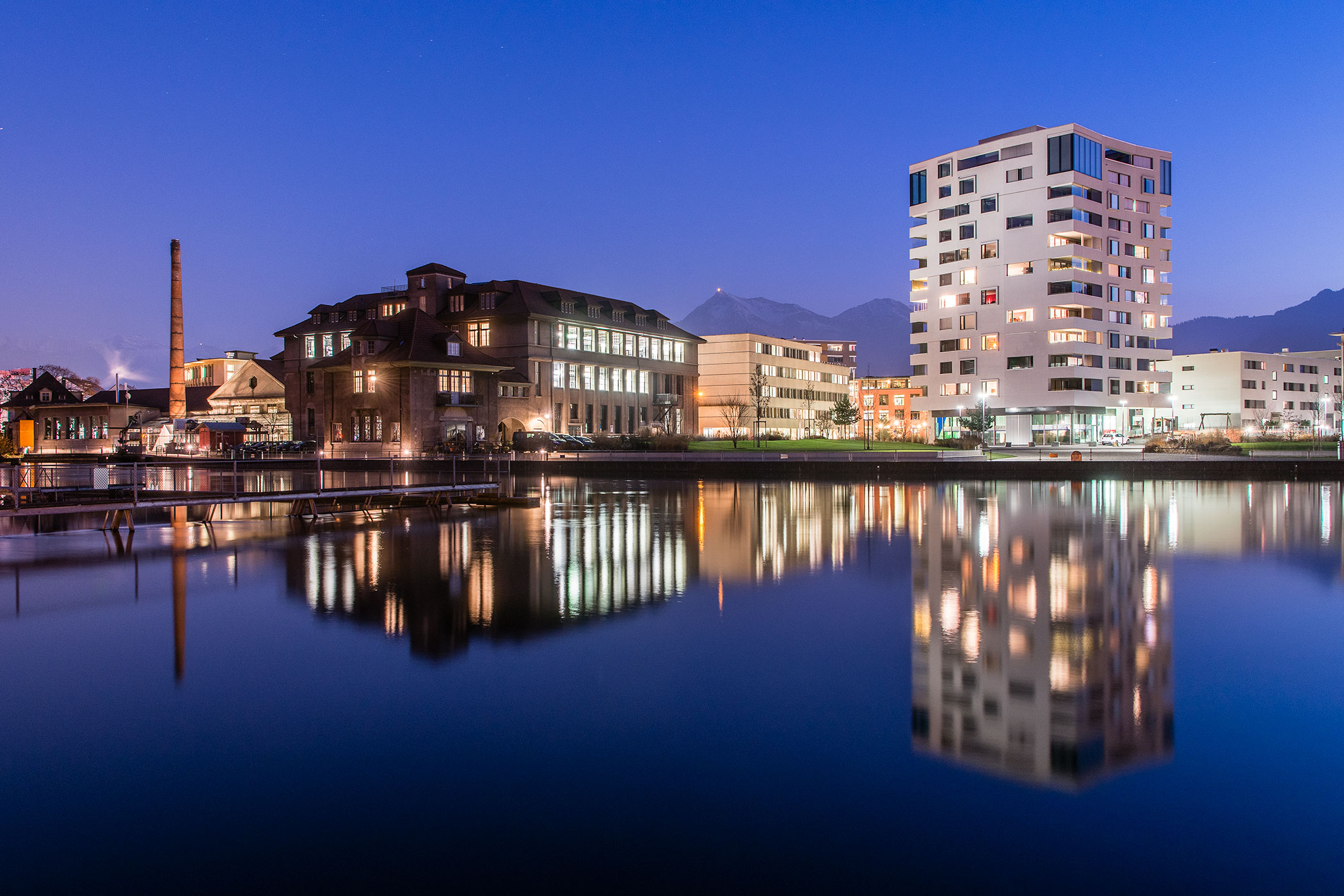 Blick vom Schwäbis über die Aare auf die erhaltenen Bauten (linke Bildseite: Halle 6, Transformatorenhaus, Winkelbau), den Selve Park und die Neubauten (2016)