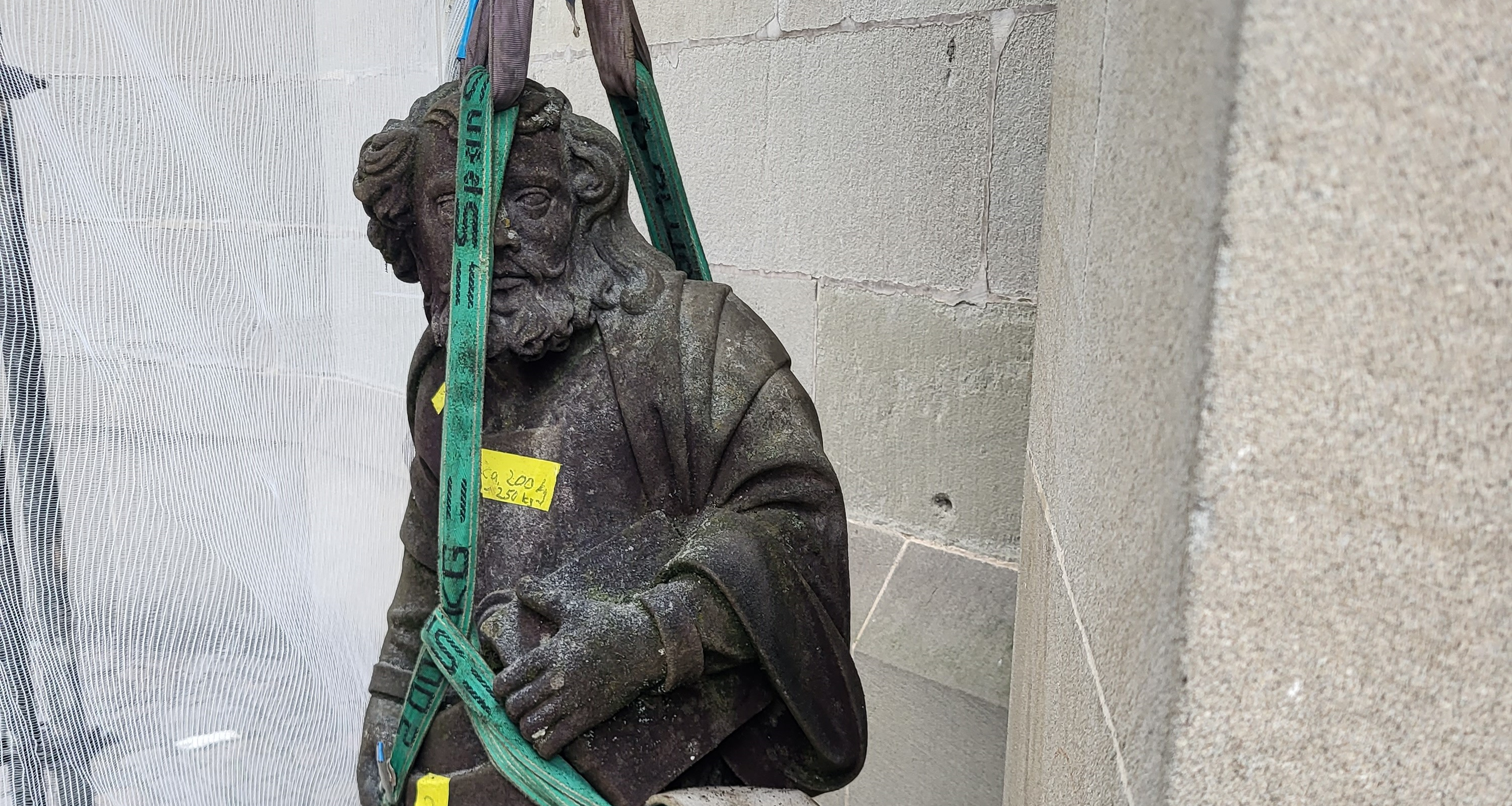 Abnahme von Skulpturen an der Kirche St. Oswald