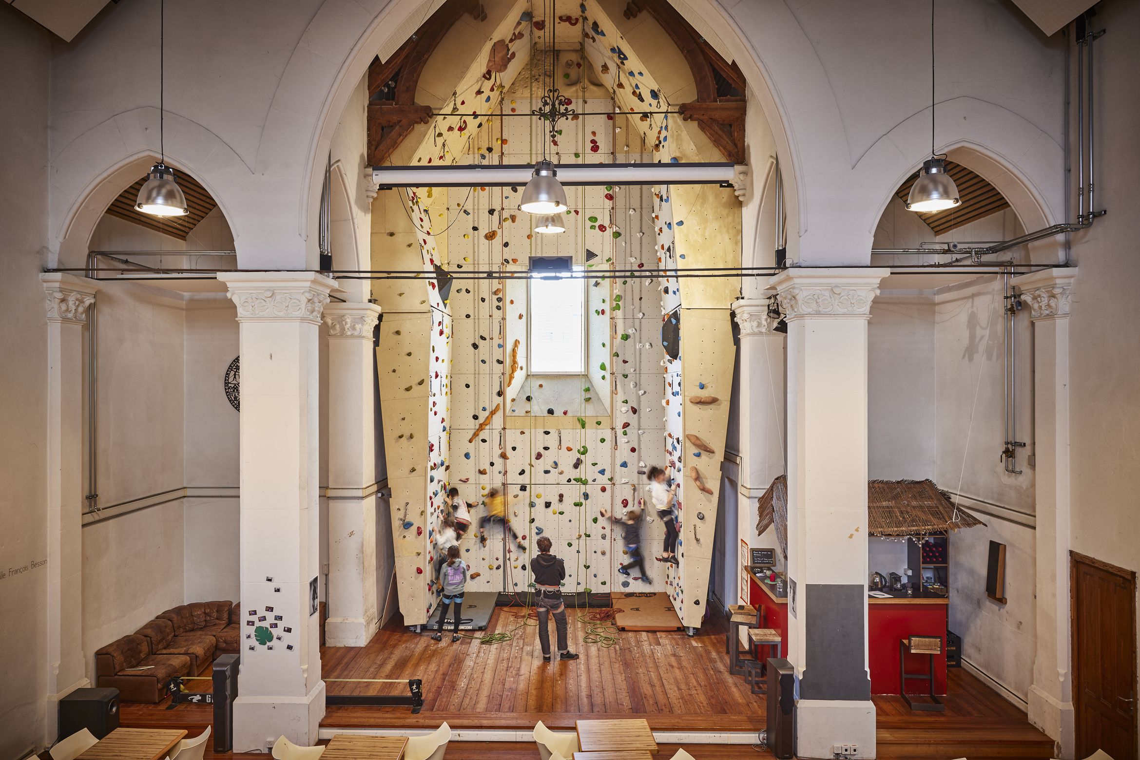 L'ancien chœur de la chapelle converti en mur de grimpe