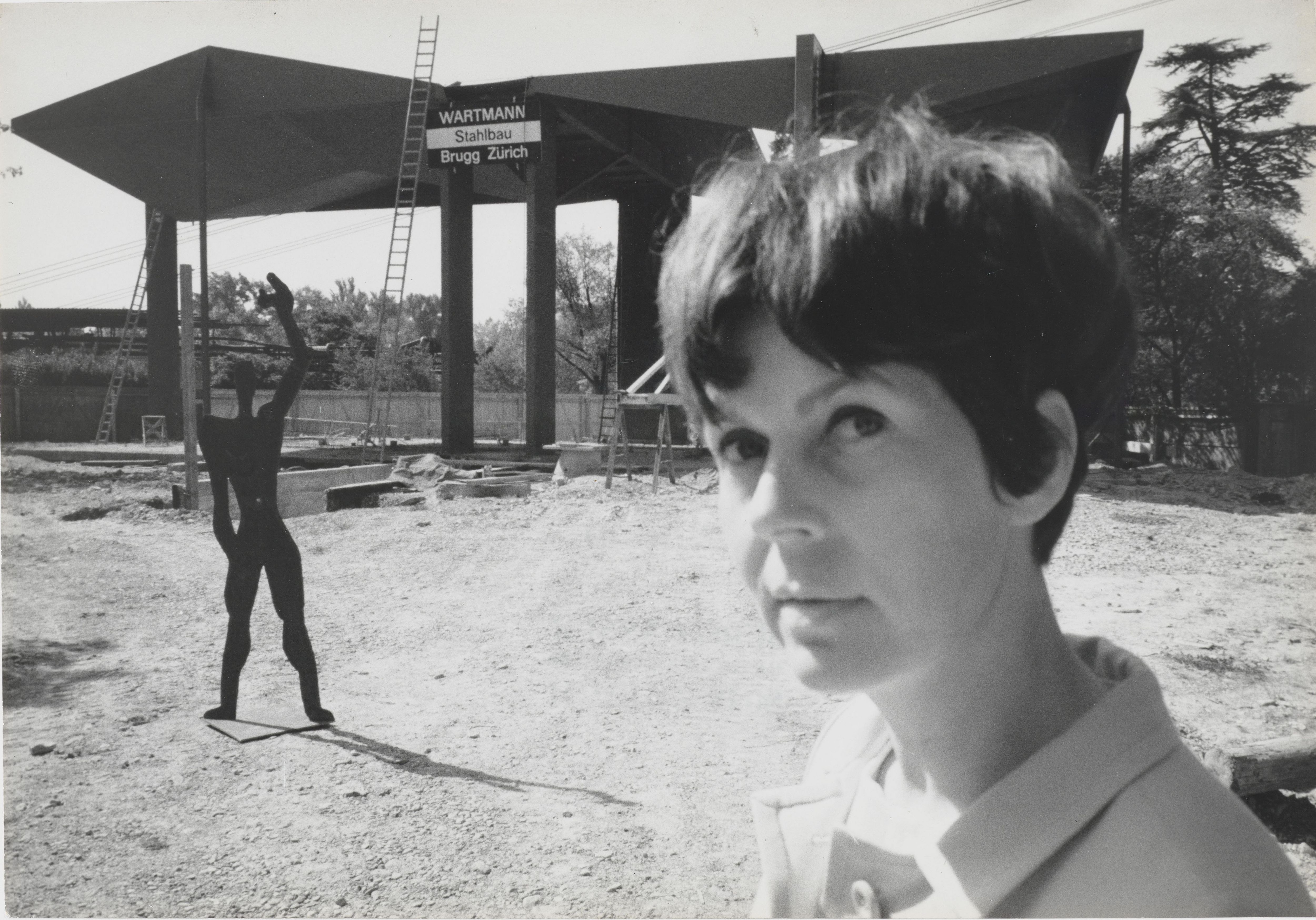 Heidi Bucher vor dem Pavillon Le Corbusier