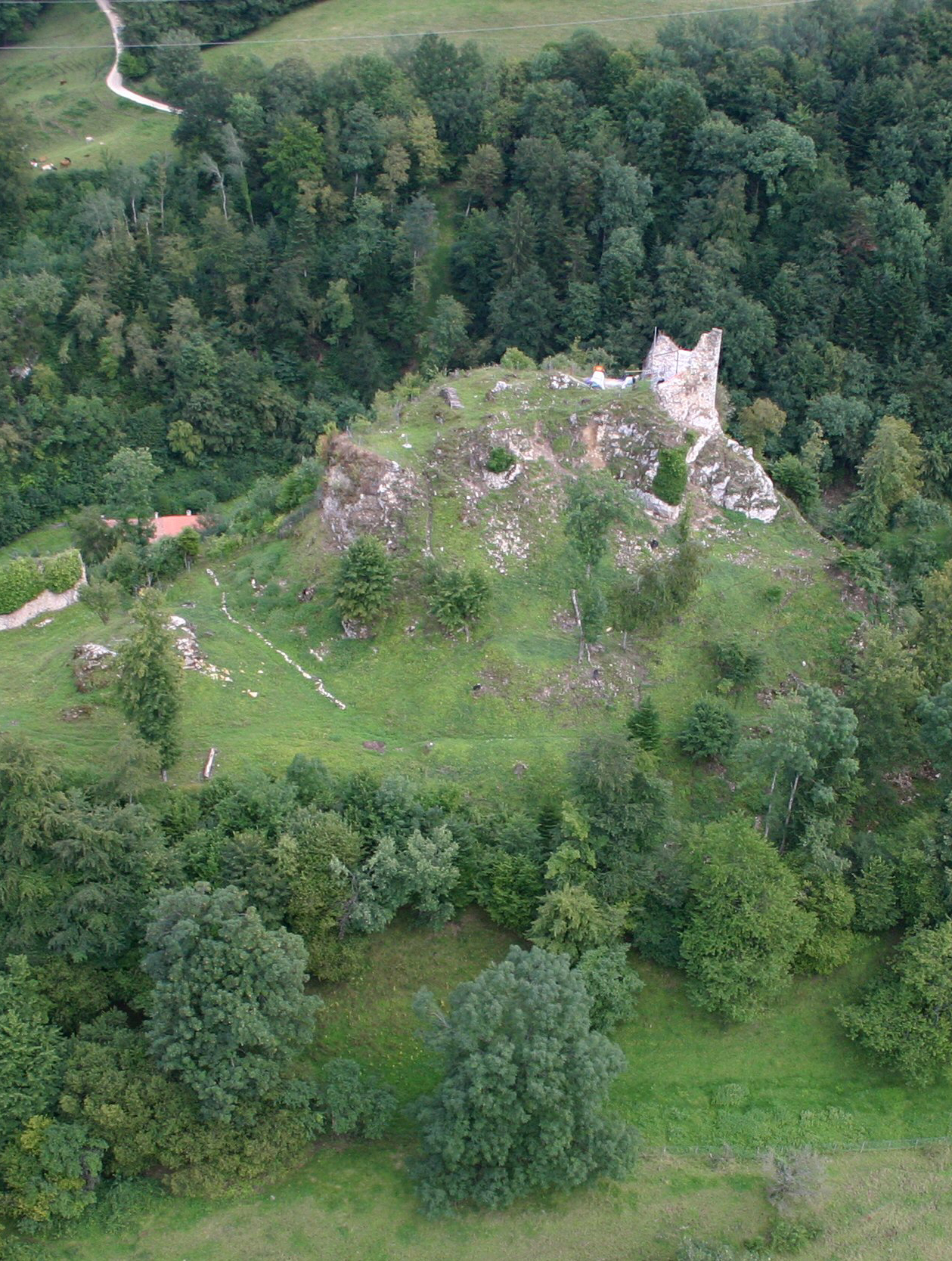 Vue aérienne du château d’Asuel