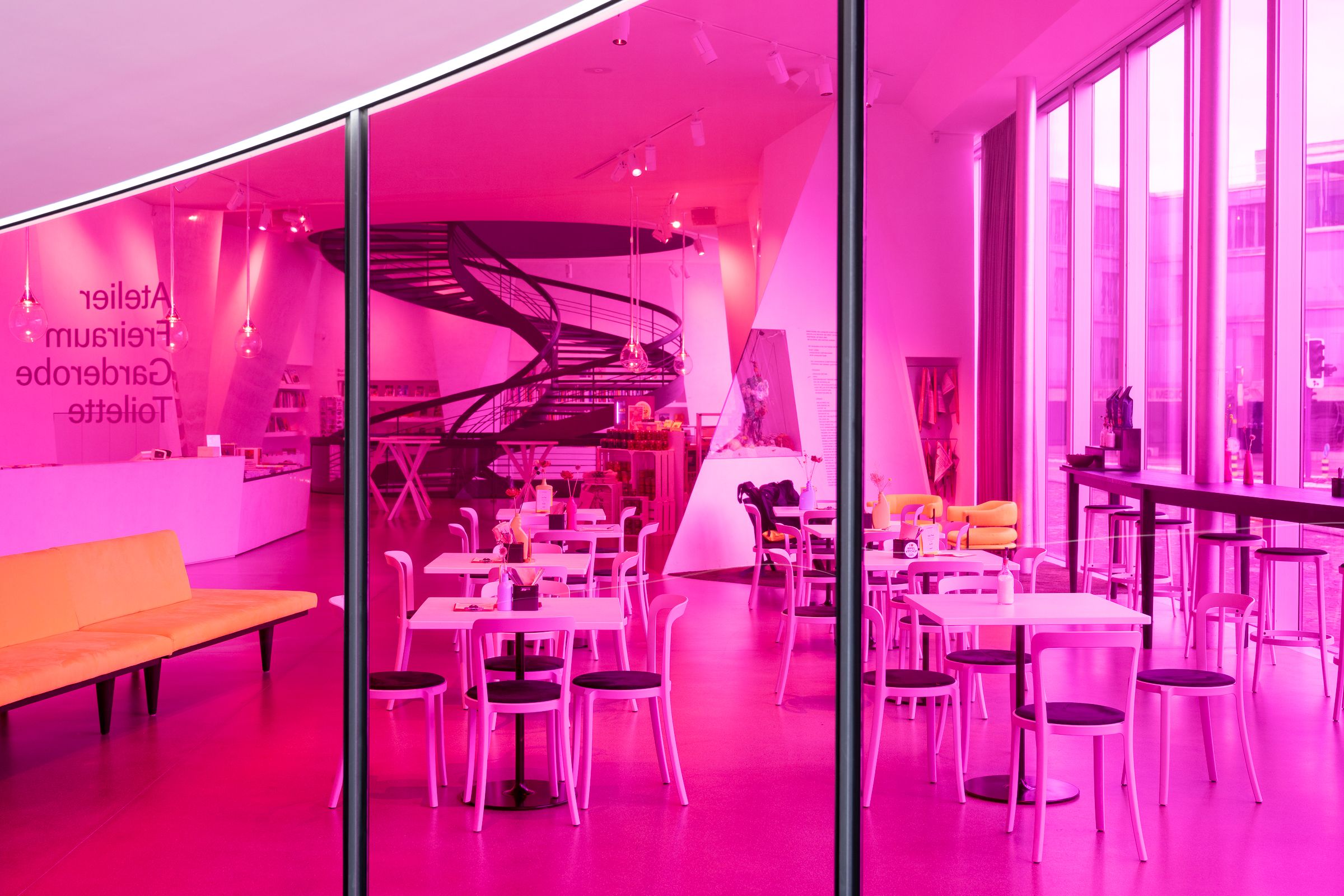 Innenansicht des neuen Foyers im Aargauer Kunsthaus durch eine pinke Scheibe
