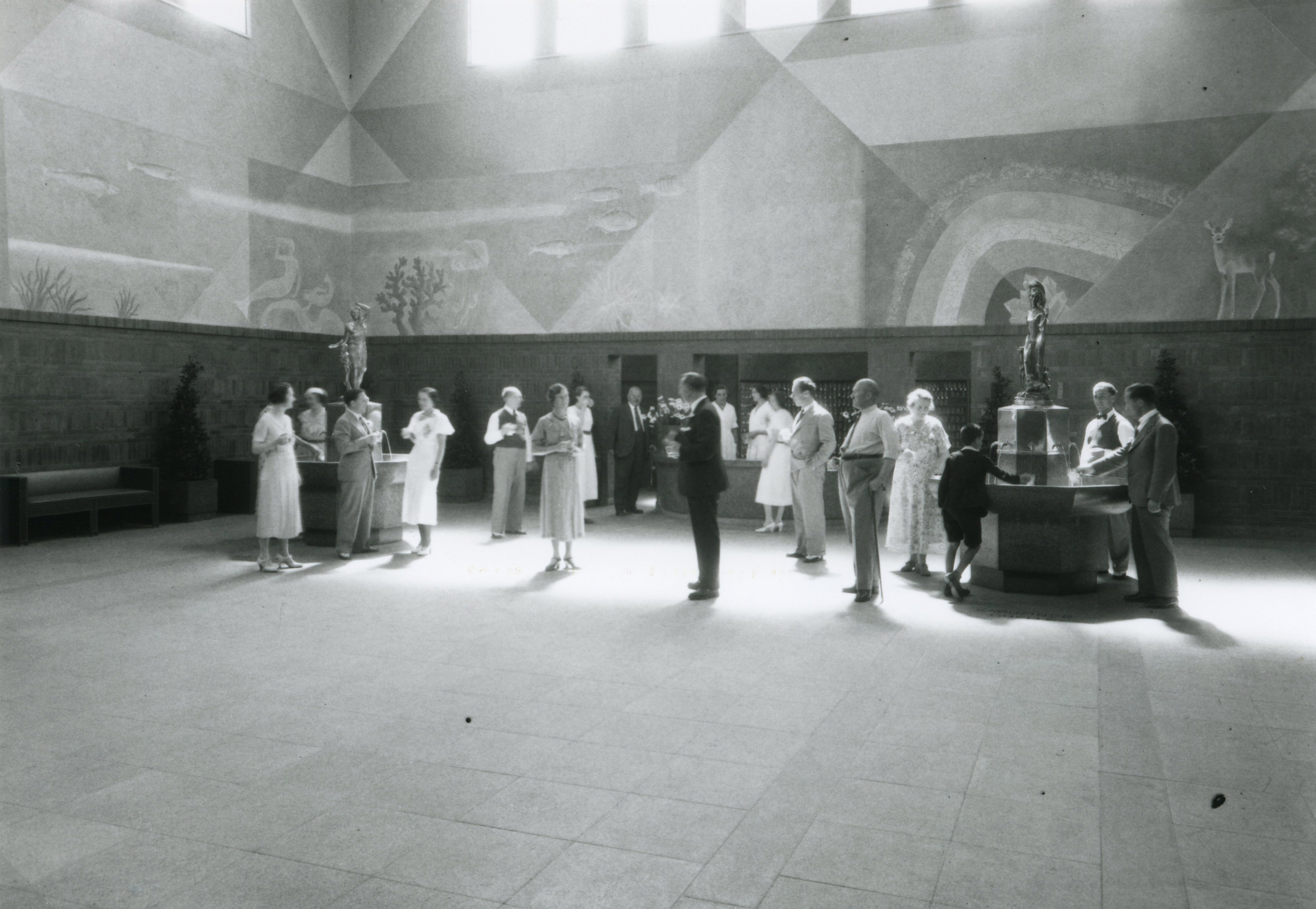 Die Trinkhalle der Kurbrunnenanlage kurz nach Fertigstellung der Wandmalereien.