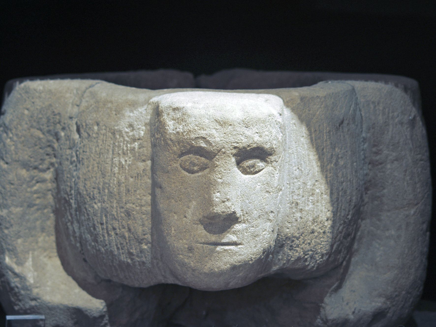 Mörser, um 1300, dessen Bruchstücke in einer Bruchsteinmauer gefunden wurden.