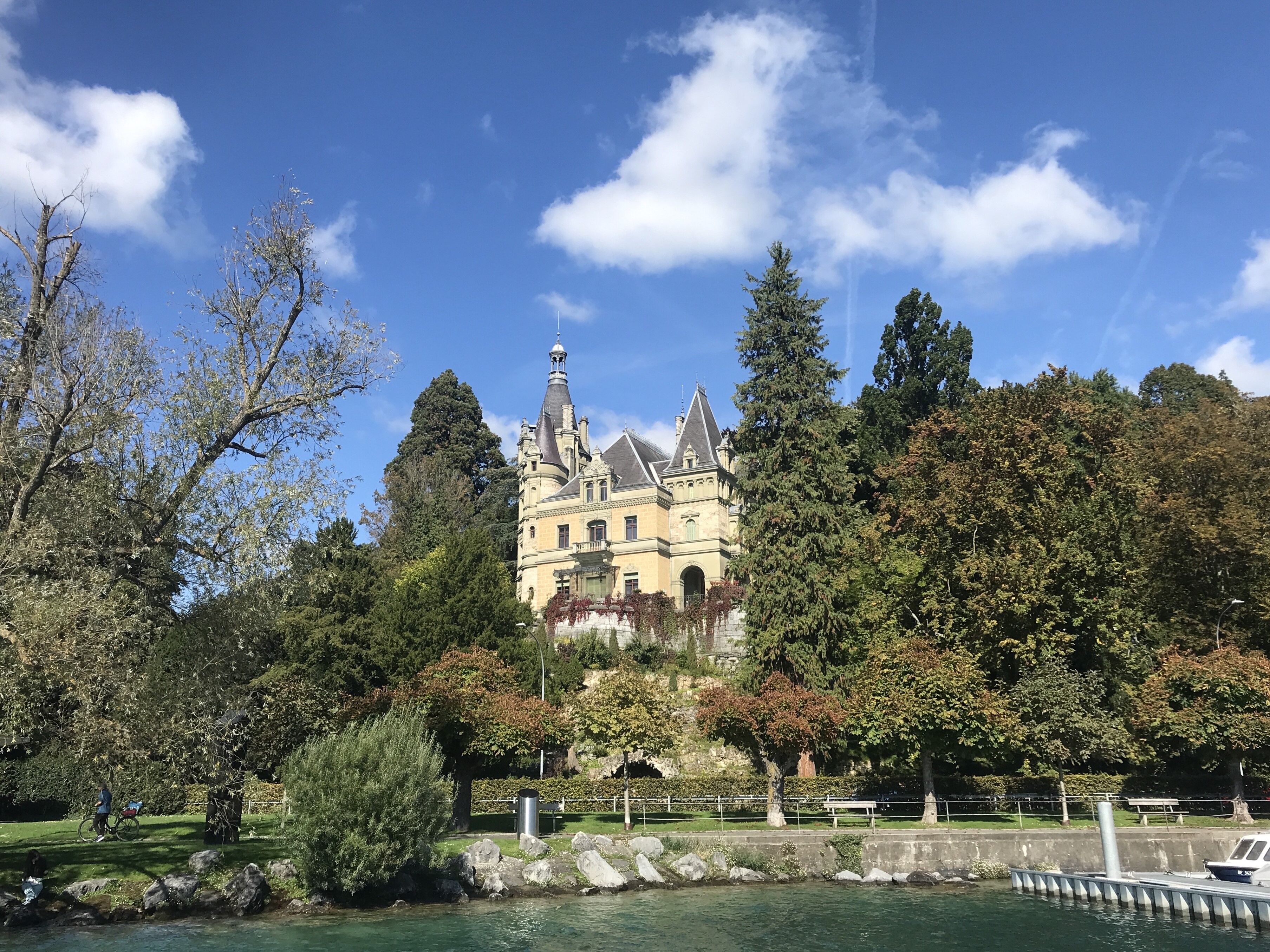 Schloss Hünegg mit Park am Thunersee