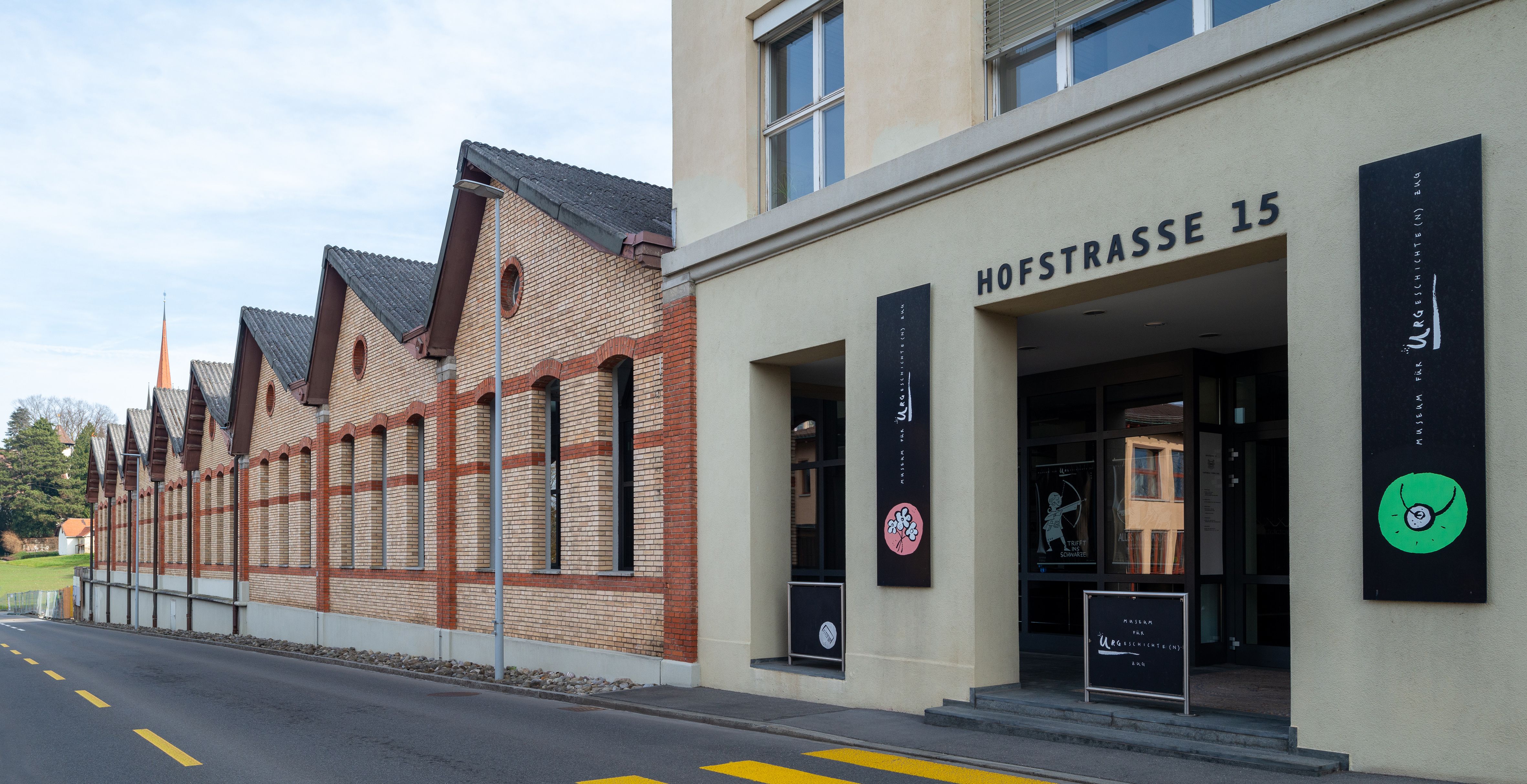 Ehemaliges Fabrikareal (mit Shedhalle) der «Landis & Gyr» und heutigem Museumseingang im Hoch-bau