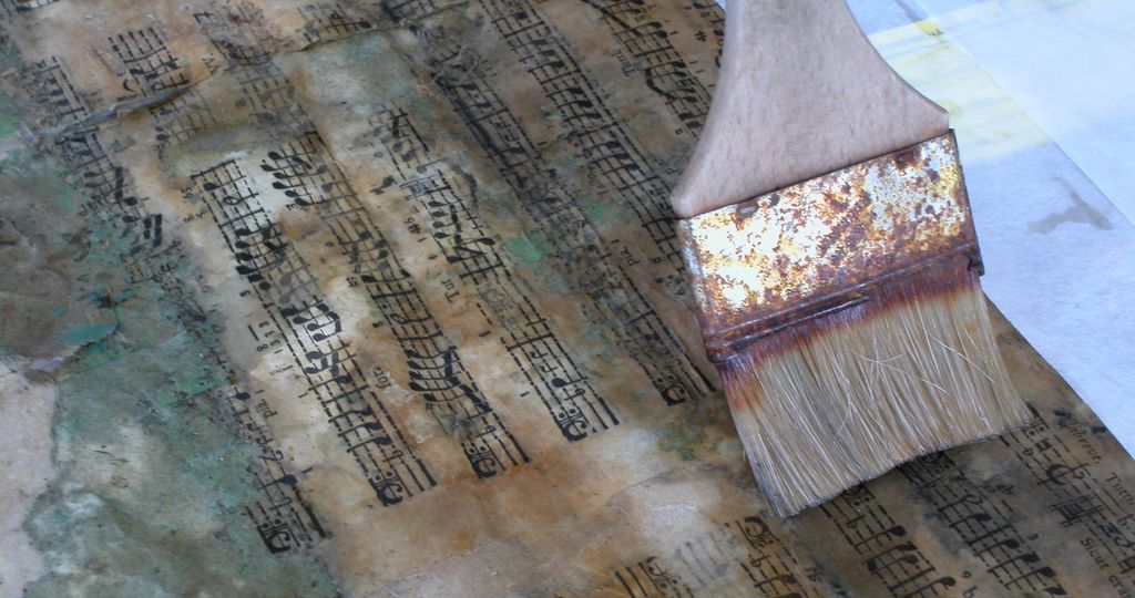 Das Ablösen und Reinigen von Tapeten und Drucken erfordert viel Feingefühl und Geduld.