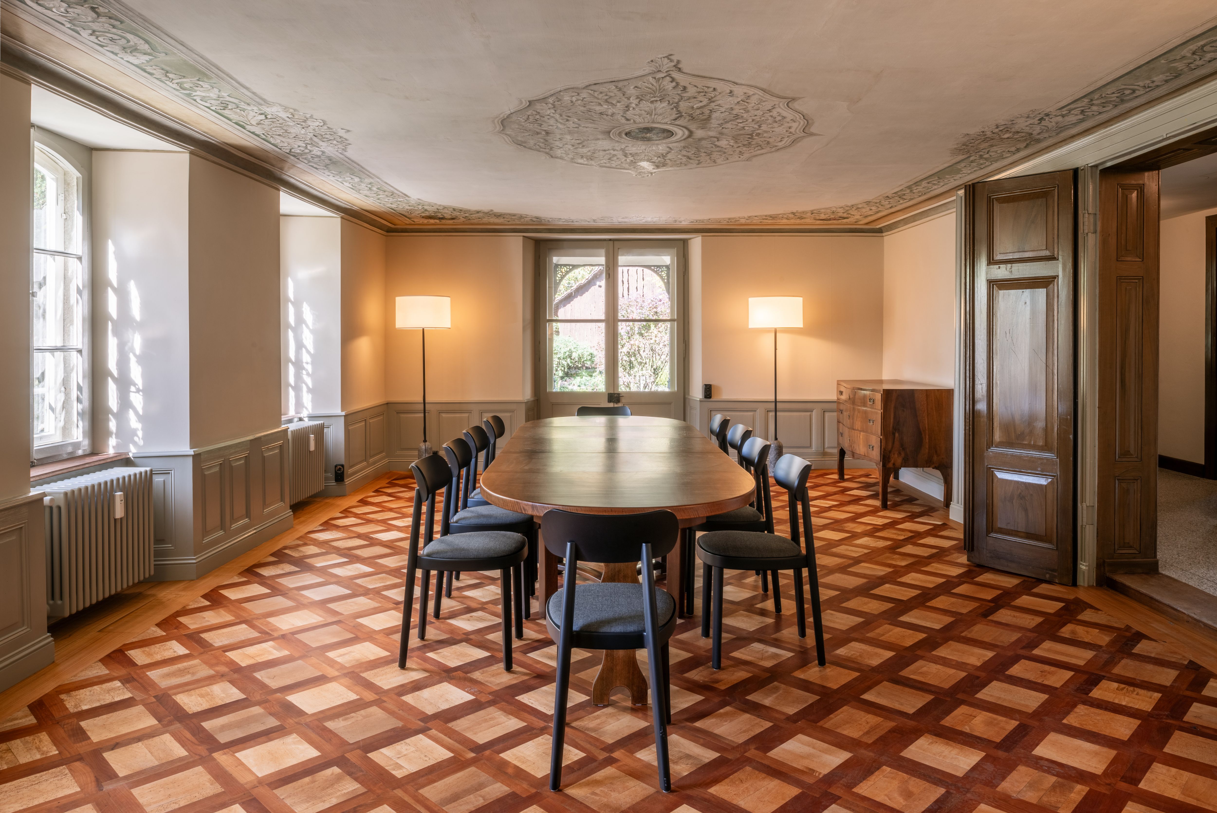 Saal mit historischer Ausstattung im Erdgeschoss der Villa Sonnenberg