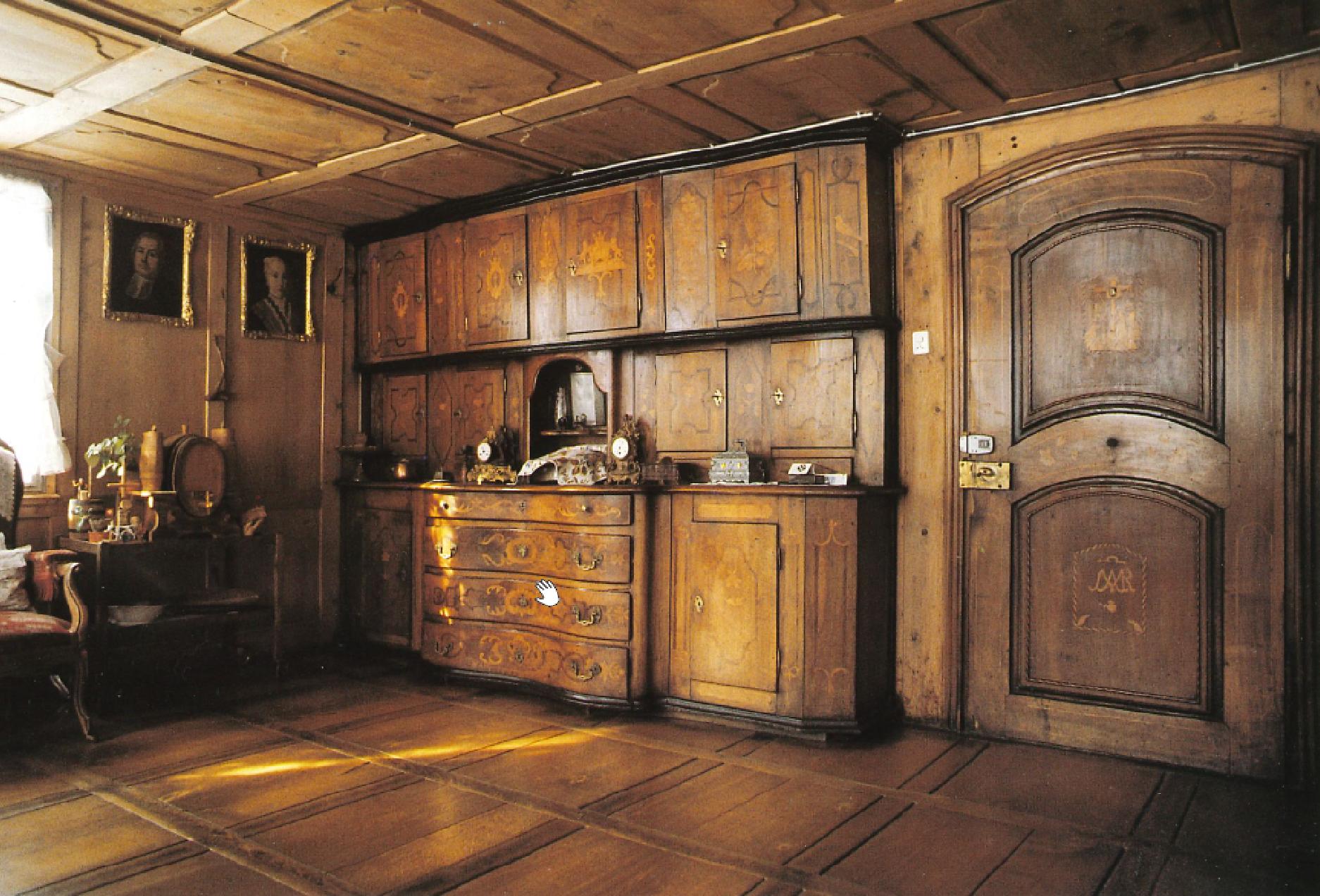 Die Stube mit Buffet im Wohnhaus Huwel