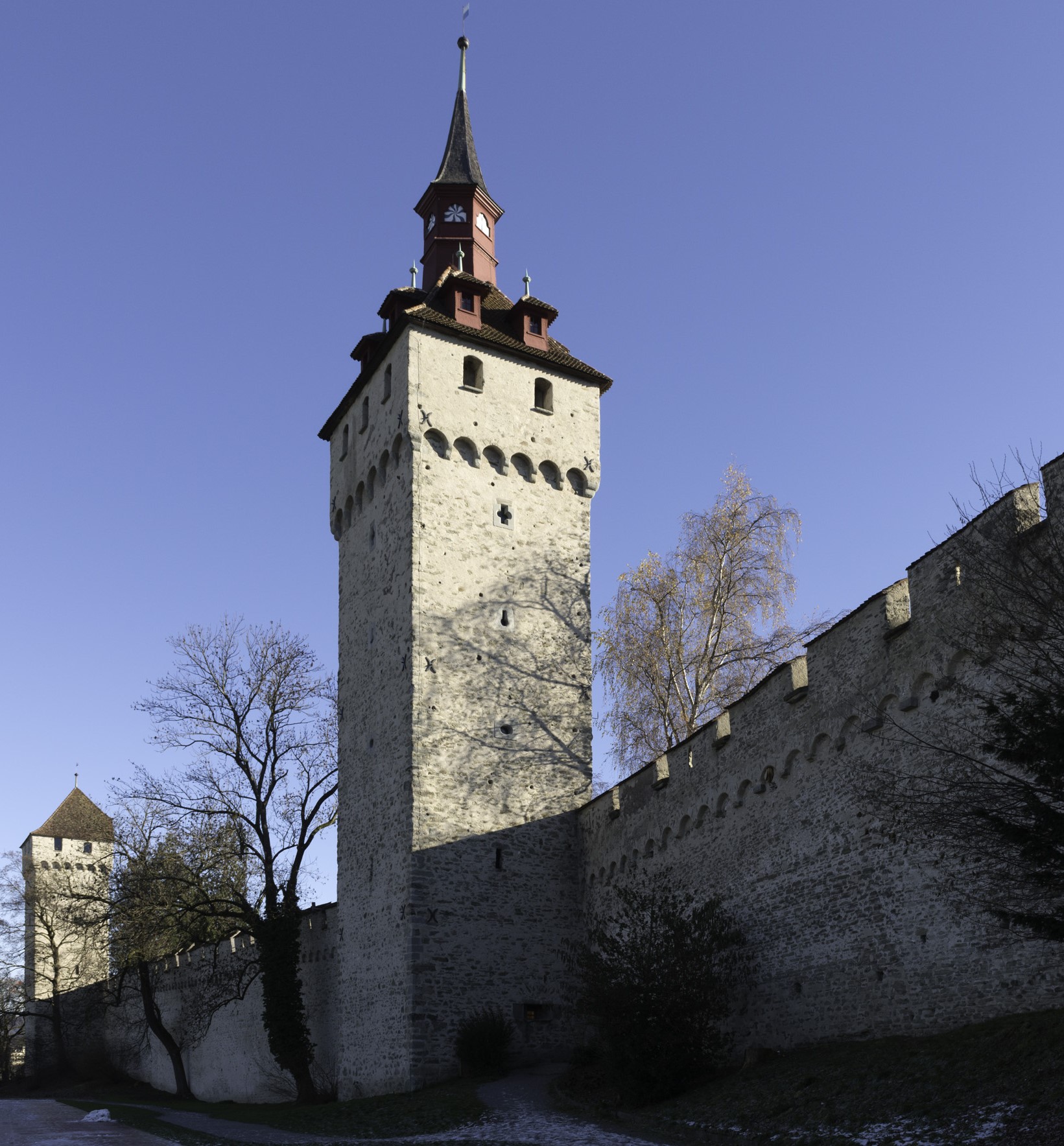 Blick auf den Wachtturm an der Museggmauer