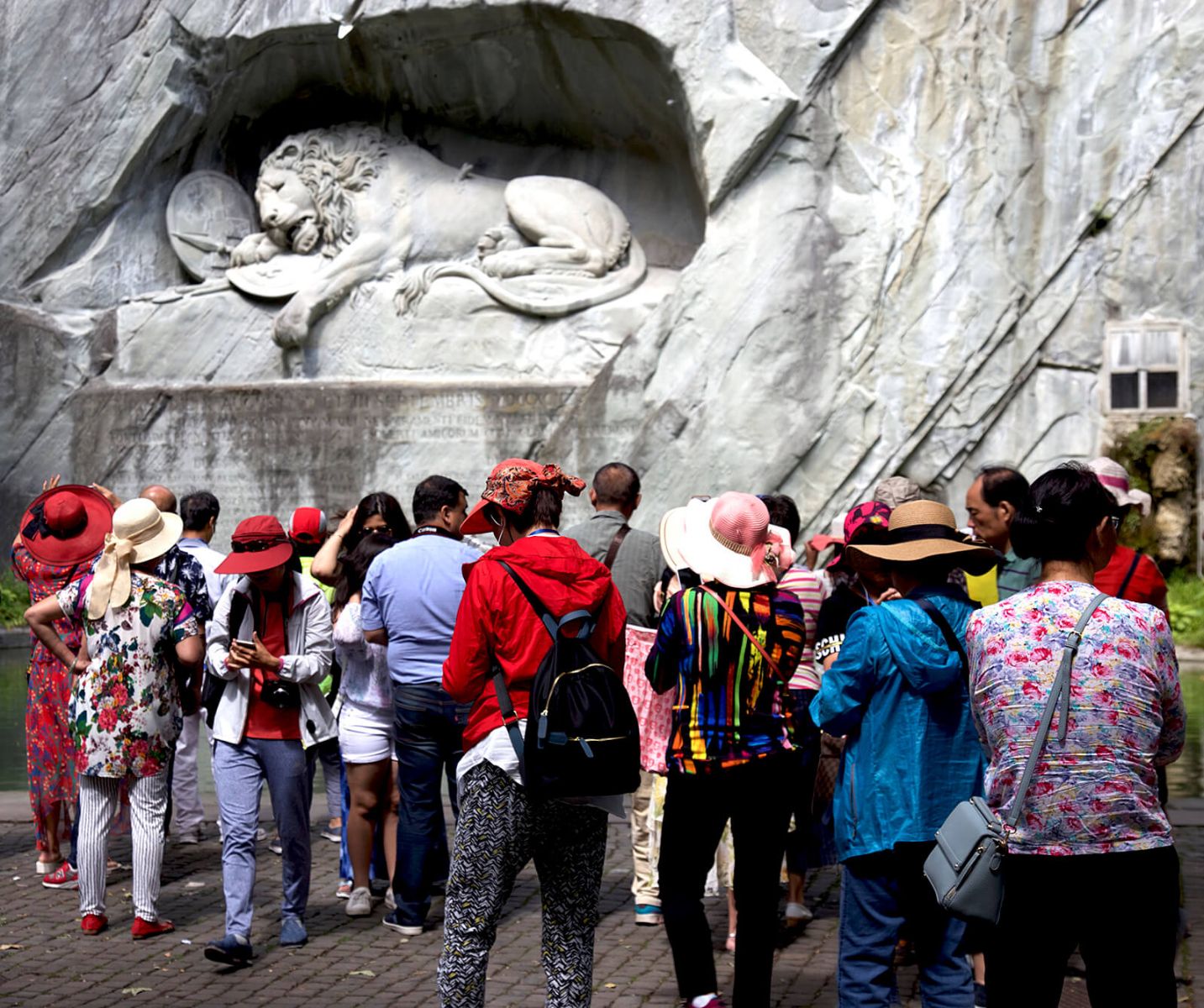 Touristen aus aller Welt besuchen das Löwendenkmal in Luzern. Aufnahme von 2017.