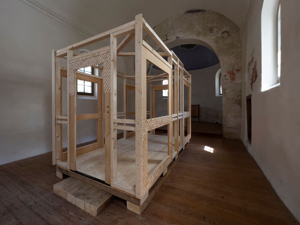 Die alte Kirche in Göschenen als Ausstellungsraum der Ur(i)Hütte von Chalet5