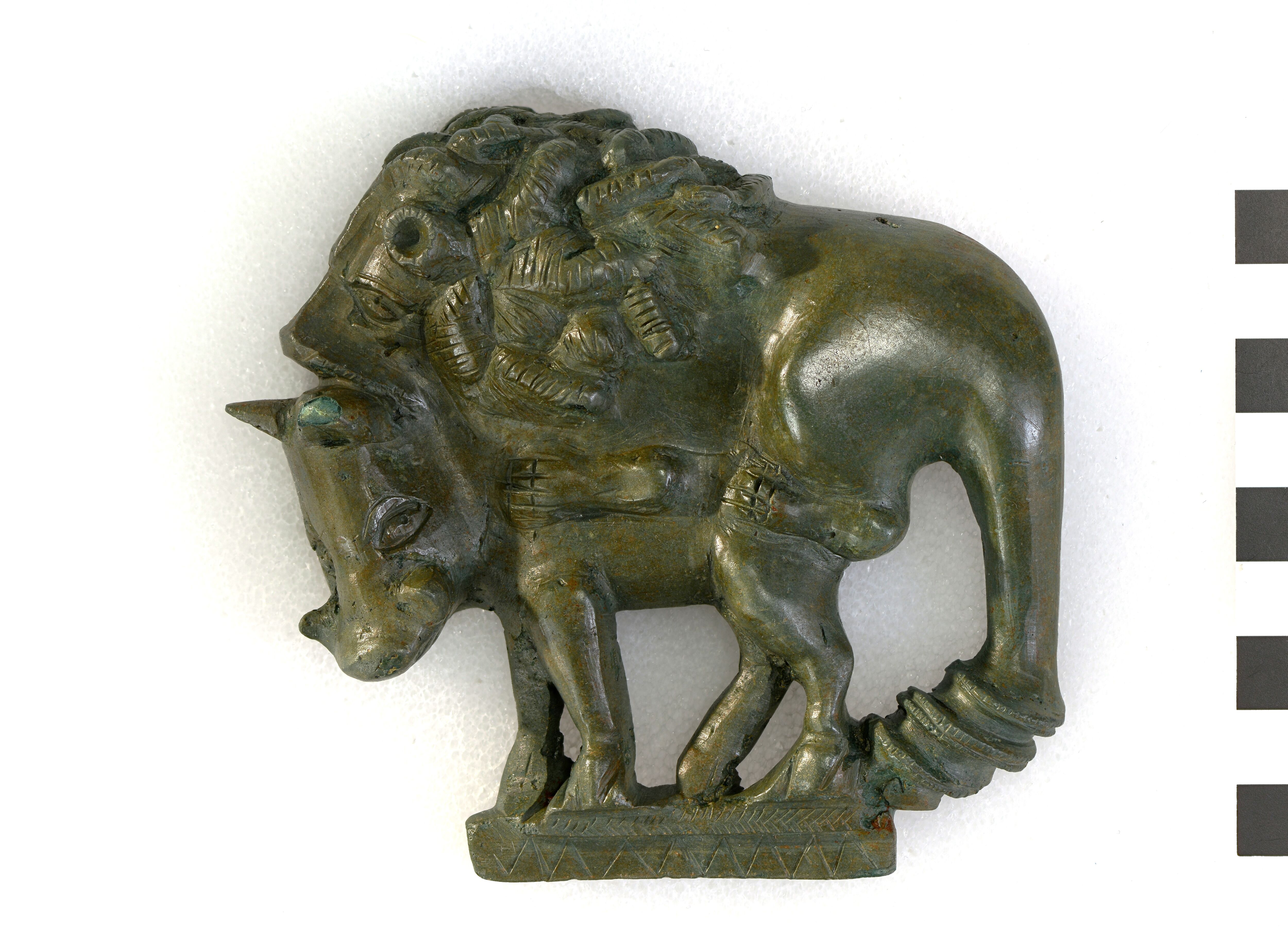 Römische Bronzeapplike mit Löwe und Eber