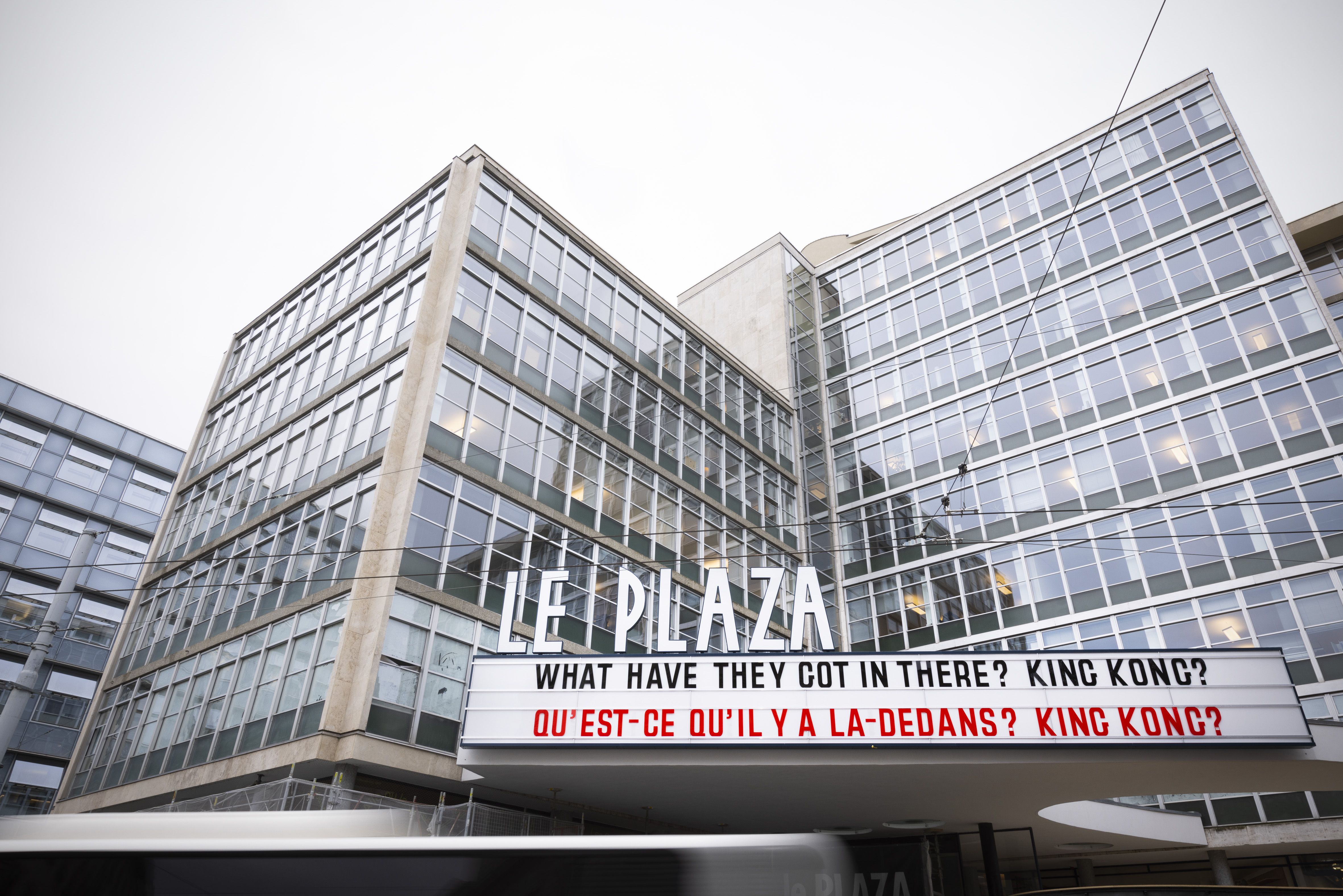 Façade du Mont-Blanc Centre. Textes de l’enseigne lumineuse par Christian Robert-Tissot.