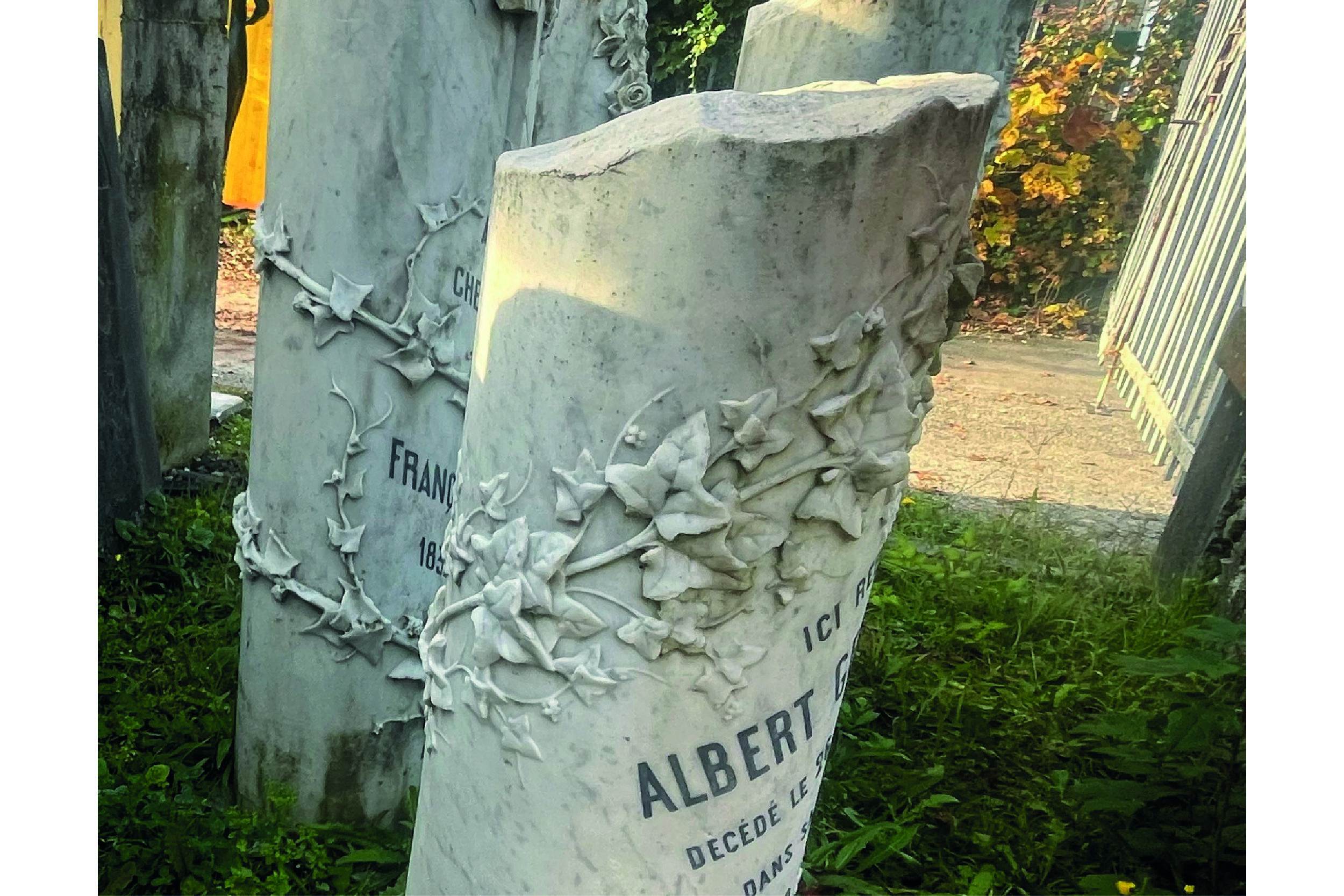 Tombes récupérées par Vincent Du Bois aux abords du cimetière Saint-Georges. 