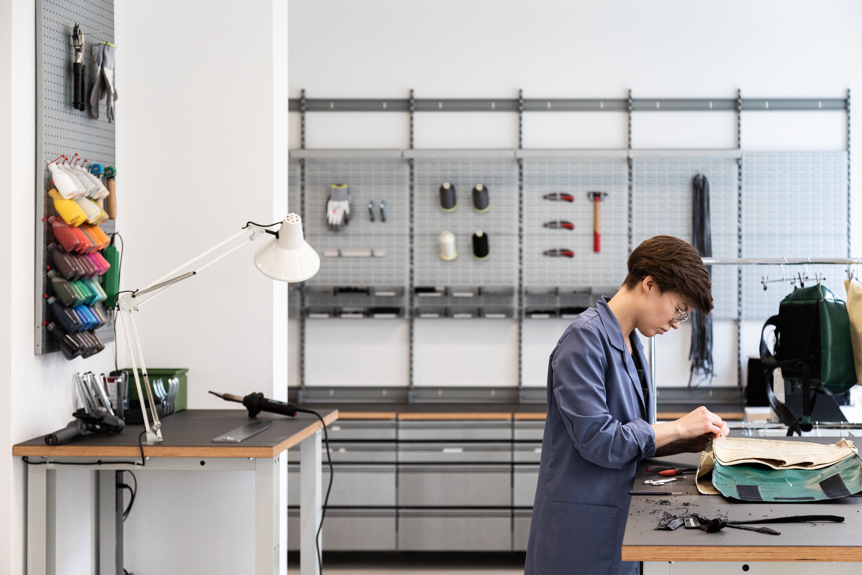 Reparaturwerkstatt im Museum für Gestaltung Zürich mit FREITAG