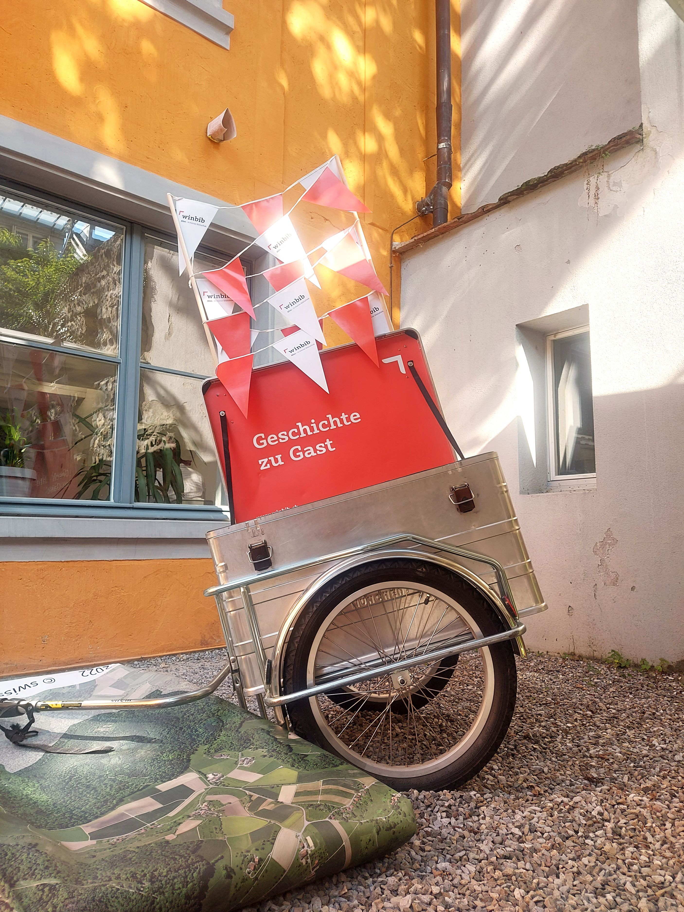 Mobile Geschichtsvermittlung mit dem Veloanhänger der Sammlung Winterthur.