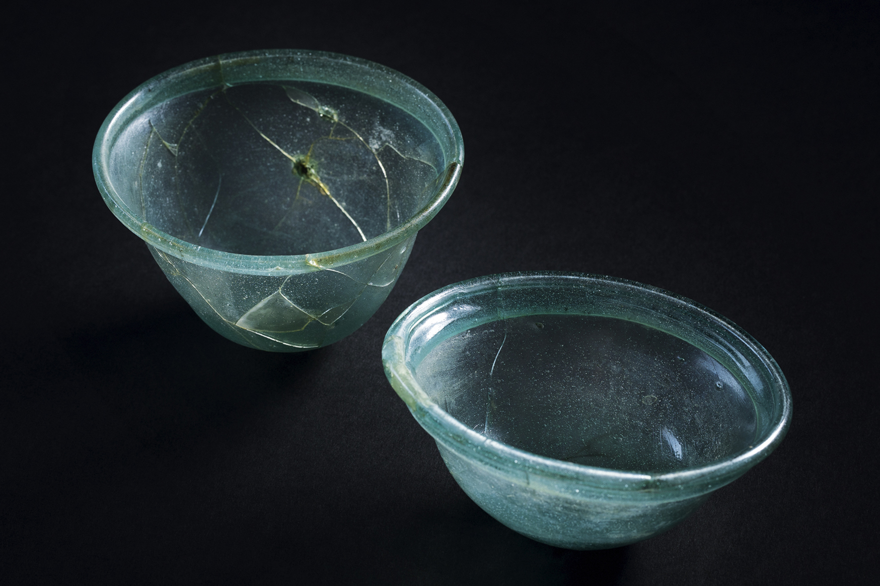 Zu den gezeigten archäologischen Highlights gehören zwei kostbare frühmittelalterliche Glasschalen aus einem Mädchengrab.