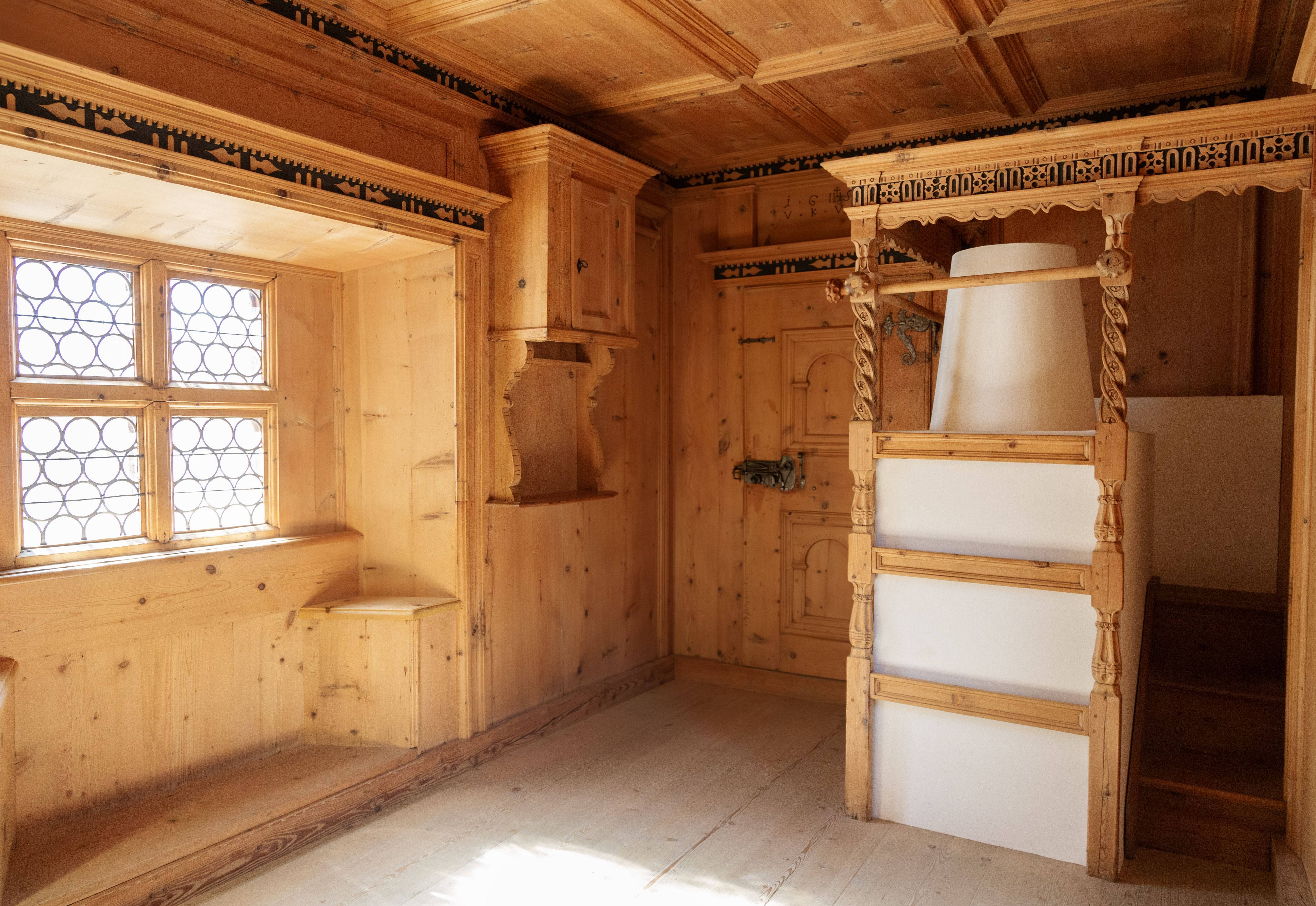 Ein Blick in das Hohenbalkenzimmer im Kloster St. Johann Müstair