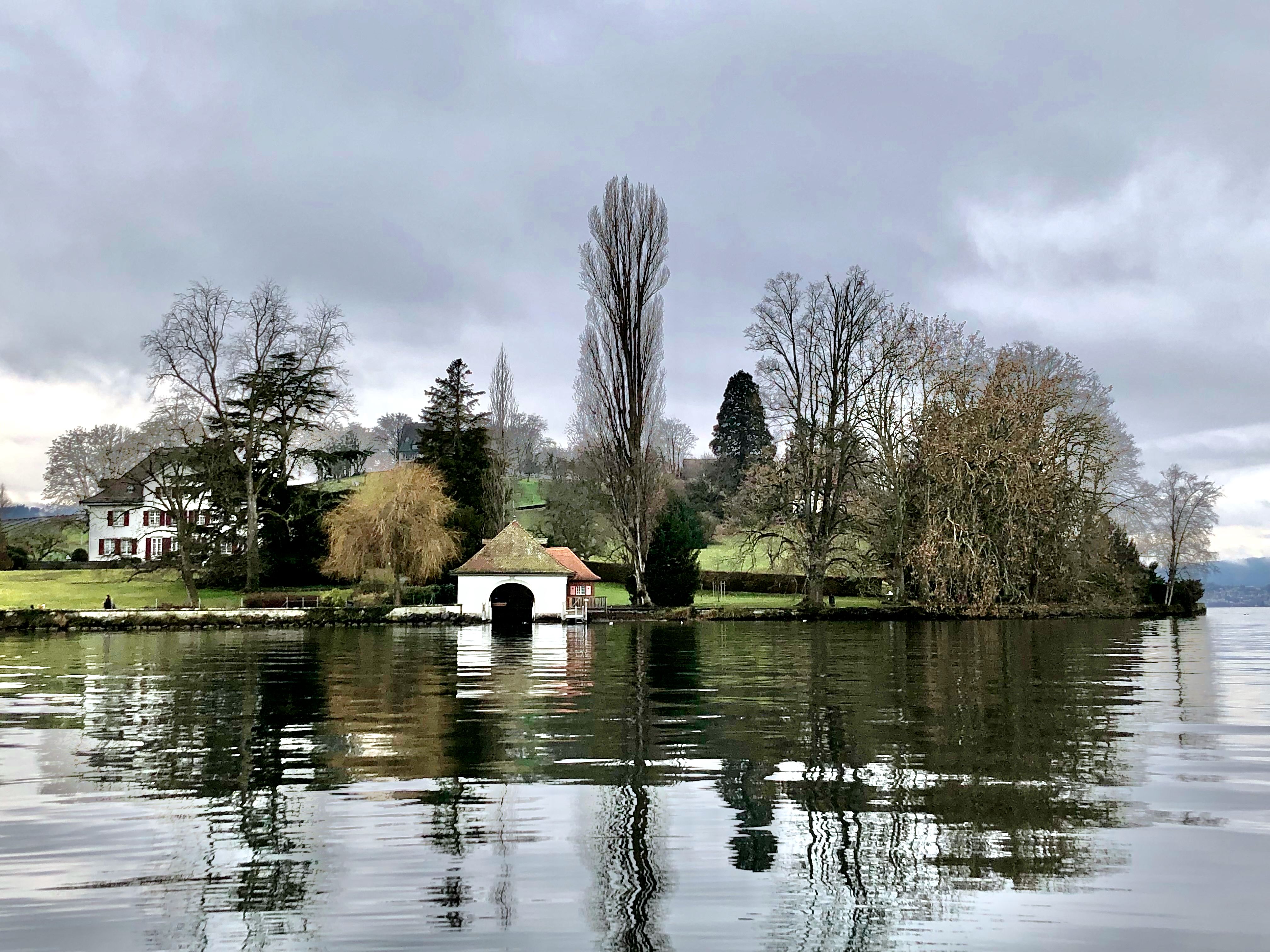Das Bootshaus Vordere Au gehört zum Simongut auf der Halbinsel Au. Die Stiftung HZB zeigt ihre Flotte.
