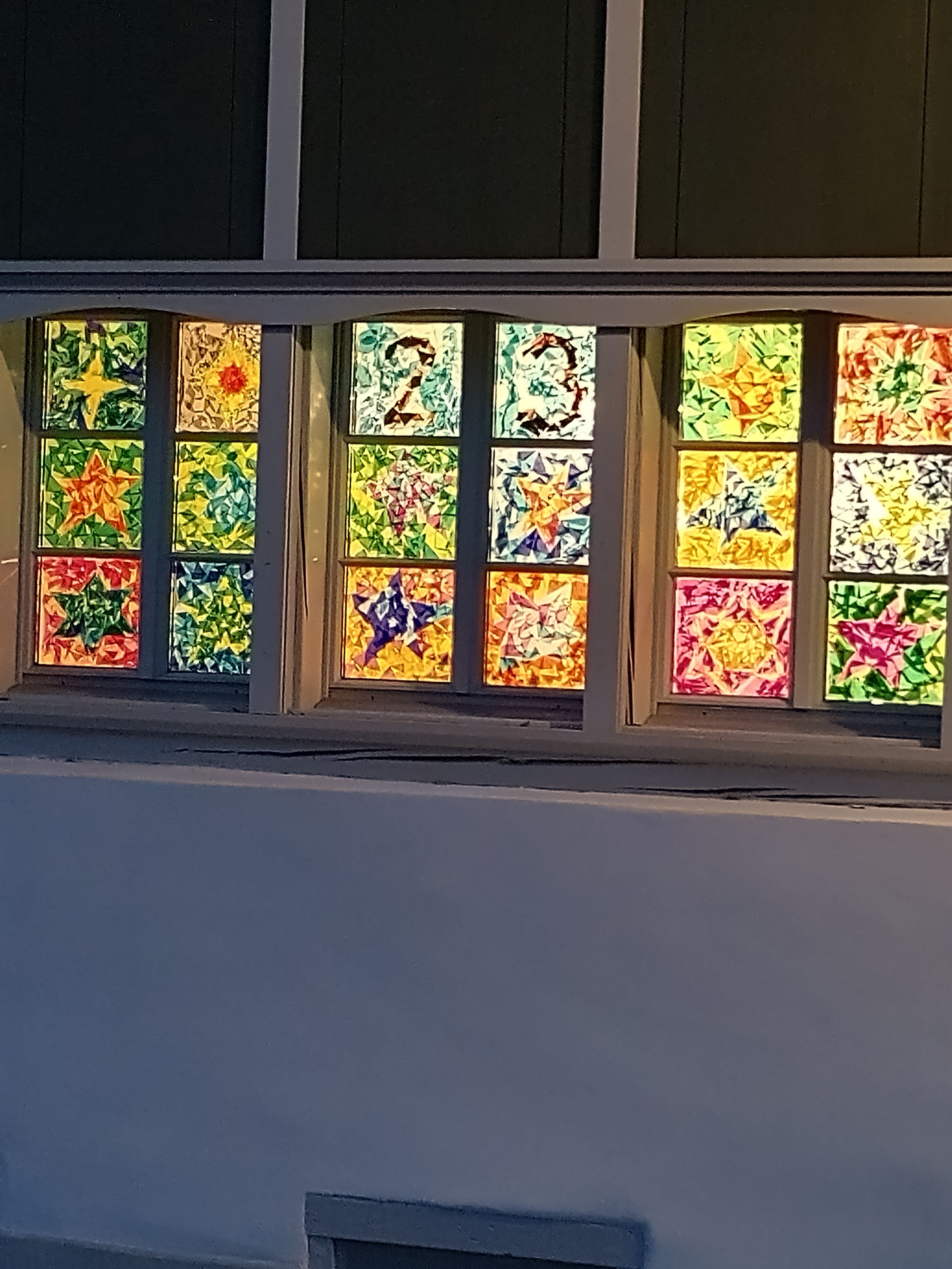 Farbige Fenster im Helen Dahm Museum