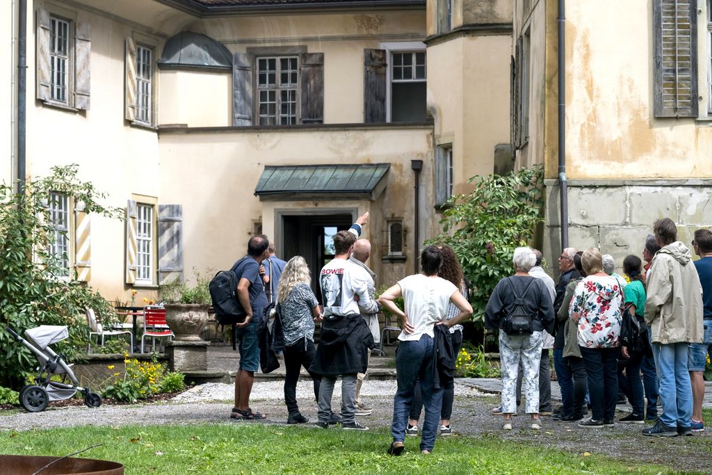 Besucherinnen und Besucher an einer Führung vor der Luxburg Egnach