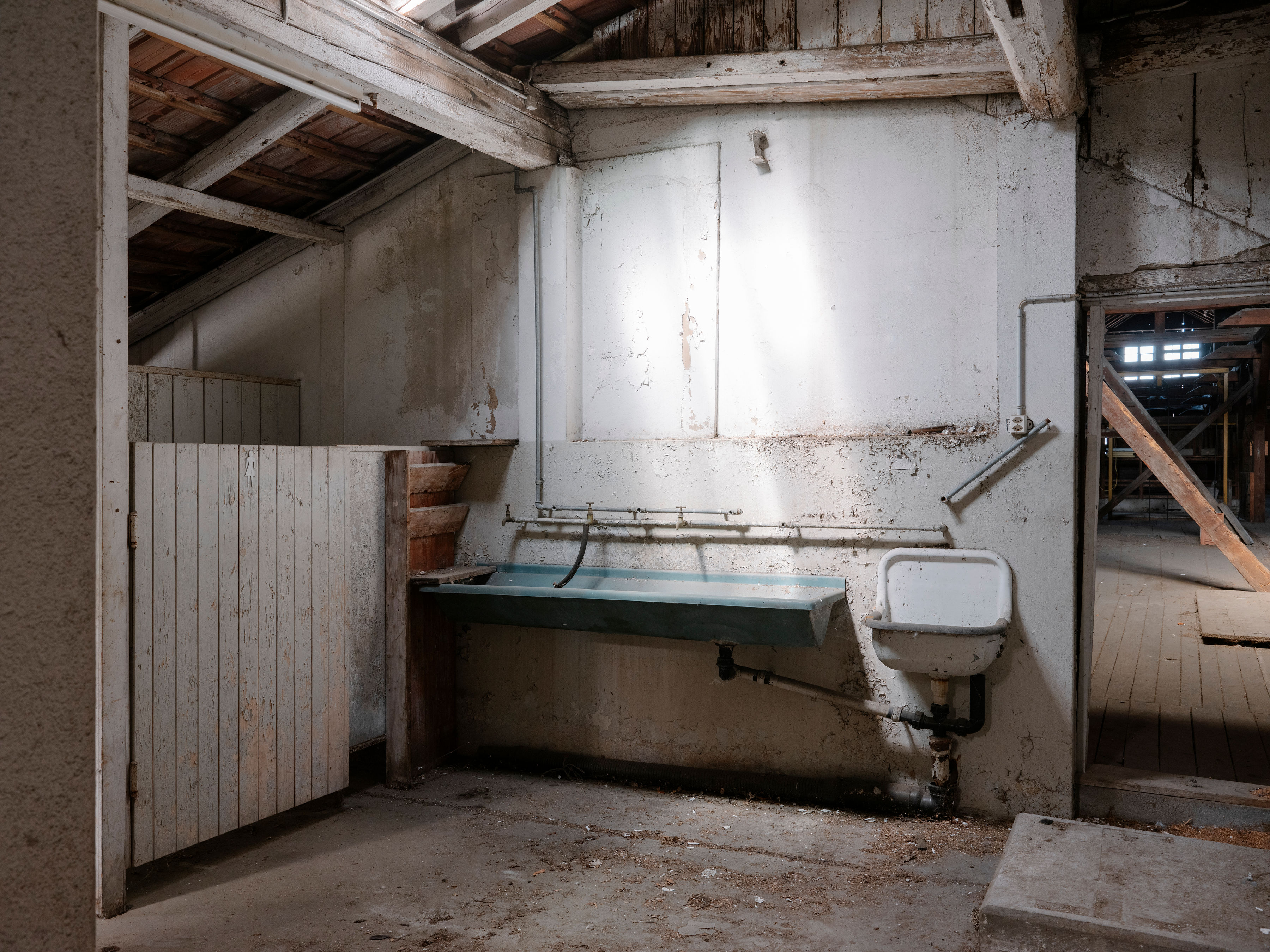 Endroit pour se laver dans les baraques des saisonniers au site Bührer