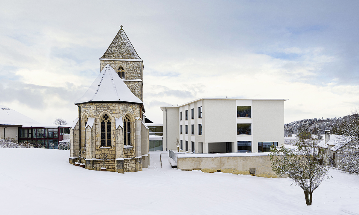 Eglise de Miserez et nouveau bâtiment de la résidence Les Cerisiers