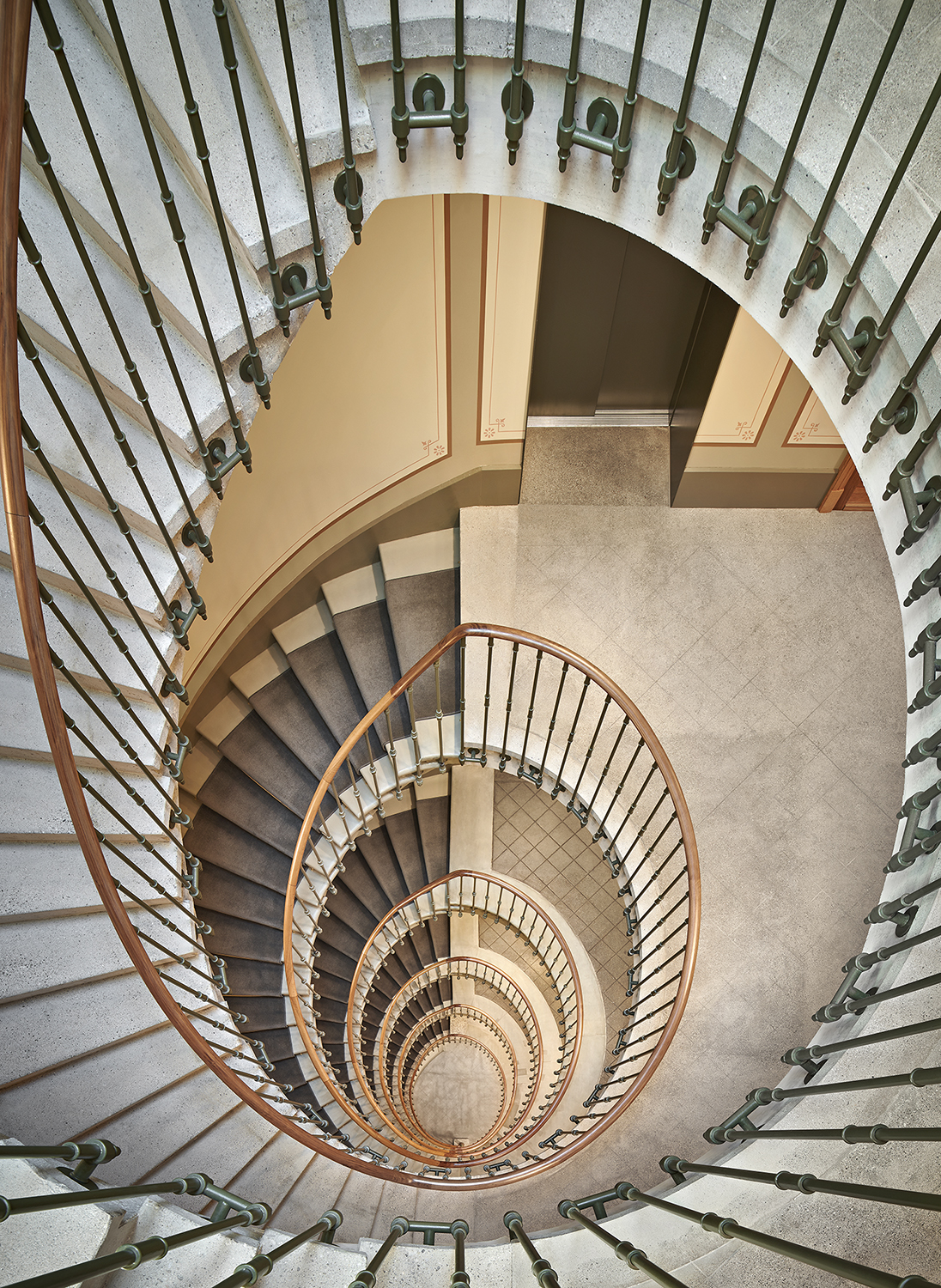 Treppenhaus im früheren Hotel Metropole in der Berner Altstadt, heute Hotel Stay KooooK