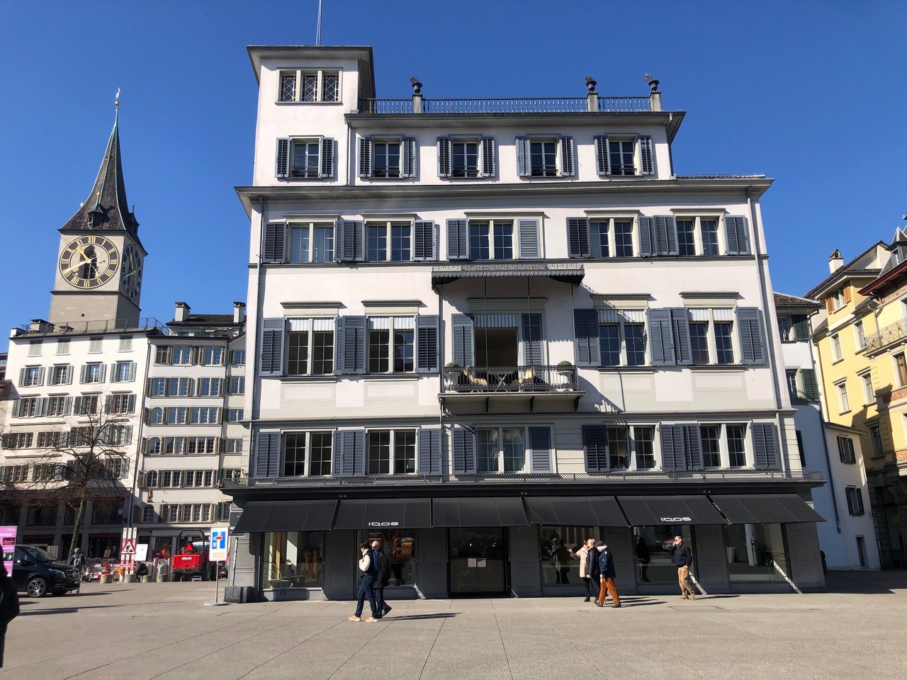 Haus zum Schwert. (links im Hintergrund: St. Peter)