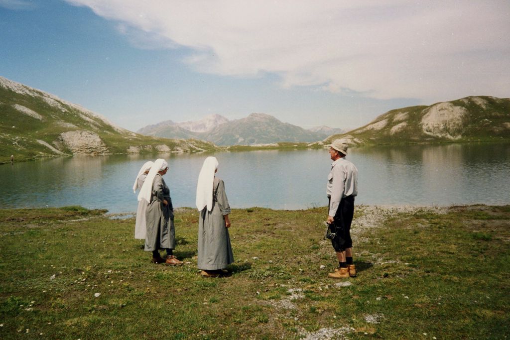 Die Schwestern von Müstair vor der Kulisse "ihres" Rimsersees im Jahr 1990